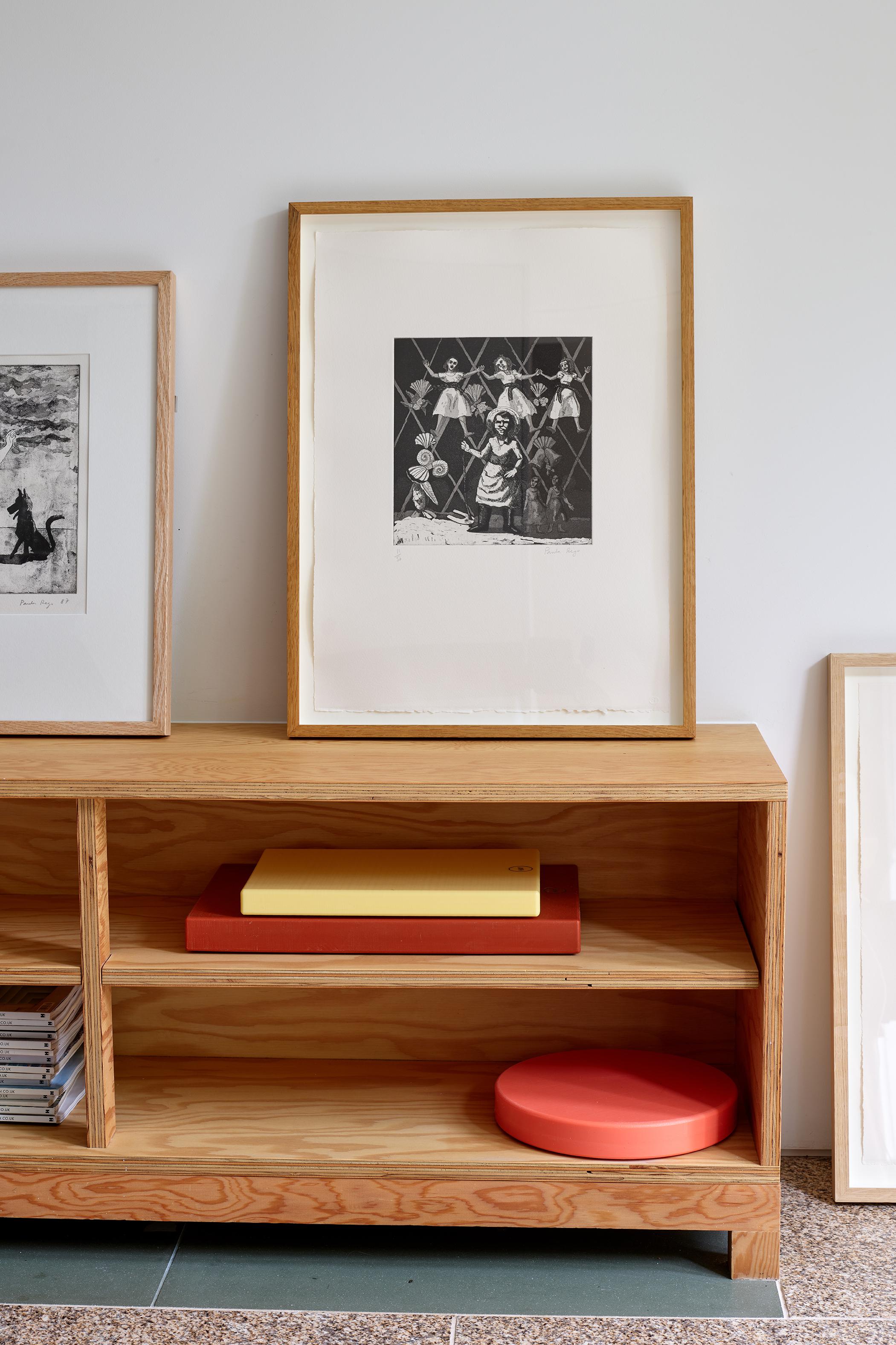 María, María Todo lo contrario I, 1989
Paula Rego

Aguafuerte con aguatinta, sobre lienzo
Firmado y numerado de la edición de 50
De las canciones infantiles
Impreso por Culford Press, Londres
Coeditado por el artista y Marlborough Graphics,