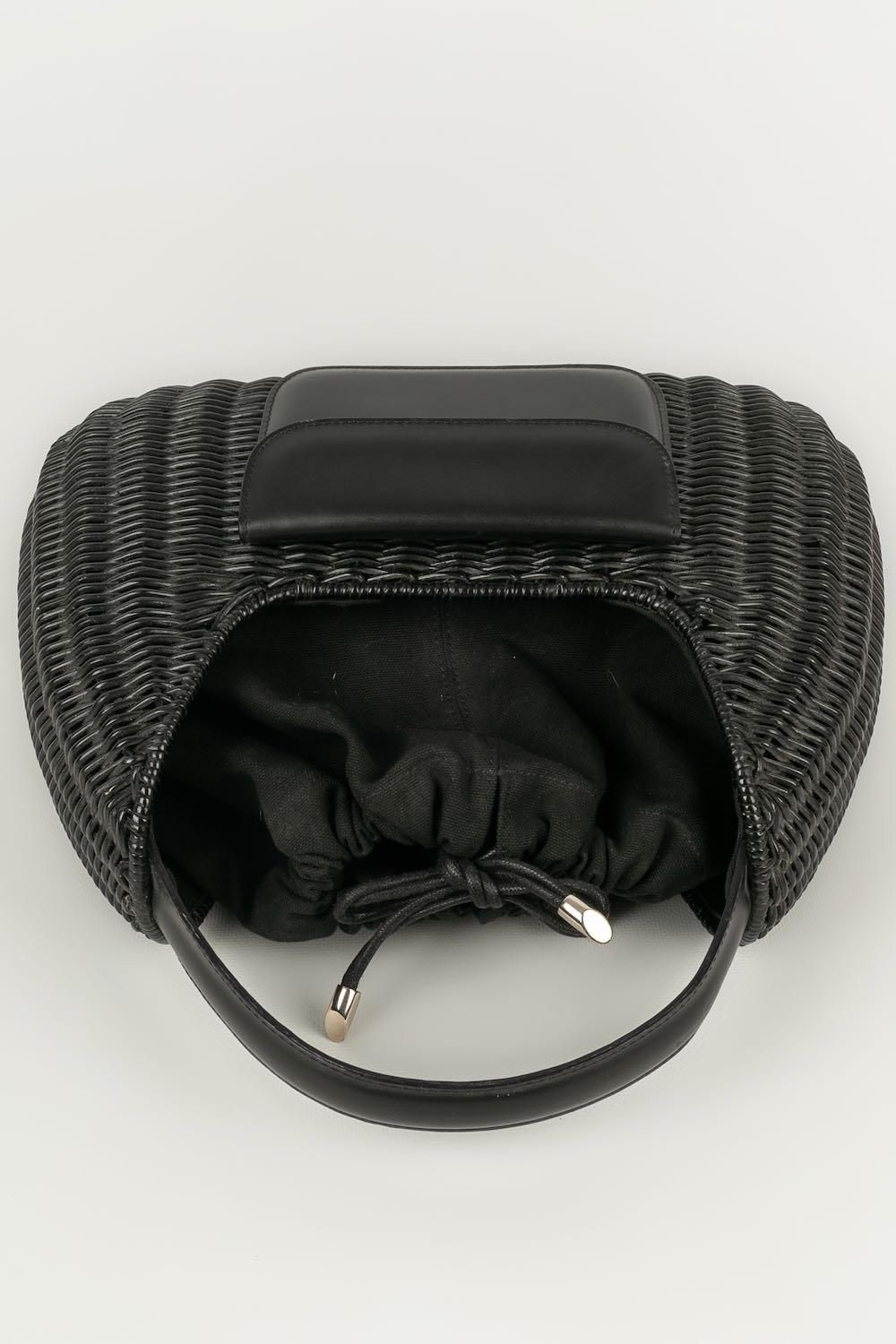 PAULE KA - (Made in Italy) Wicker and black leather bag.

Condition:
Very good condition

Dimensions:
Height: 30 cm - Length: 26 cm - Depth: 10 cm - Handle: 26 cm

SKU:S98


Paule Ka
Paule Ka, founded in 1987 by Serge Cajfinger, is a French fashion