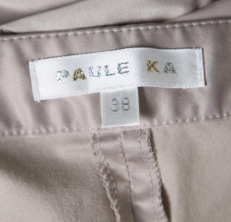 Ce pantalon cropped beige de Paul Ka est réalisé en coton mélangé et présente une silhouette structurée simple. Il présente des détails brodés à la taille et est doté d'une fermeture à glissière et de deux poches extérieures. Associez-les à un