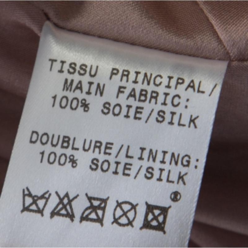 Assurez-vous d'être prête à tout moment en ajoutant ce magnifique manteau de Paul Ka à votre garde-robe. Confectionnée en satin, elle présente une teinte beige, des manches trois-quarts et des boutons sur le devant.