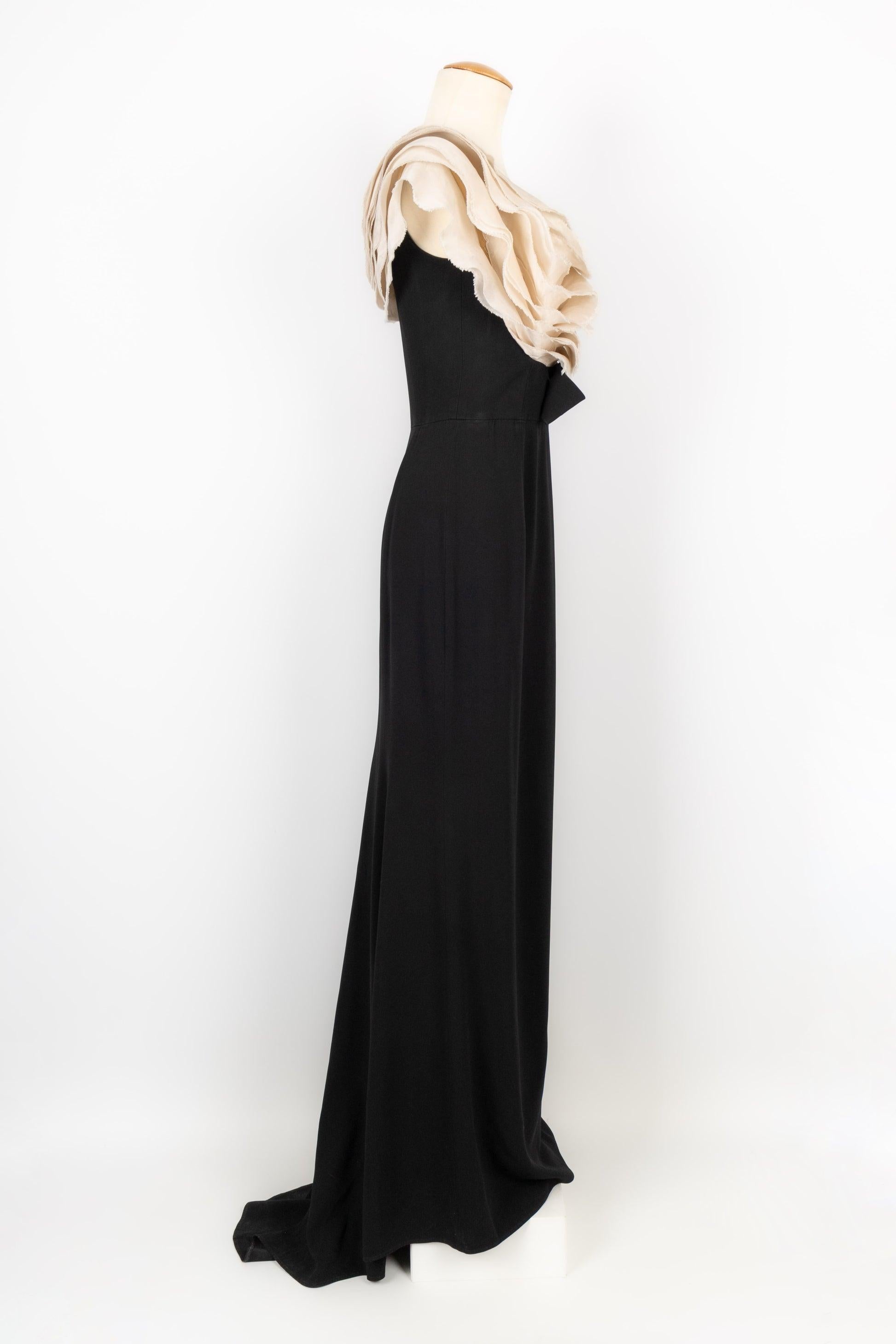 Paule Ka - Robe longue noire et beige en crêpe et soie. Pas de Label de taille ni de composition, il convient à un 36FR.

Informations complémentaires :
Condit : Très bon état.
Dimensions : Poitrine : 40 cm - Taille : 34 cm - Longueur : de 150 cm à