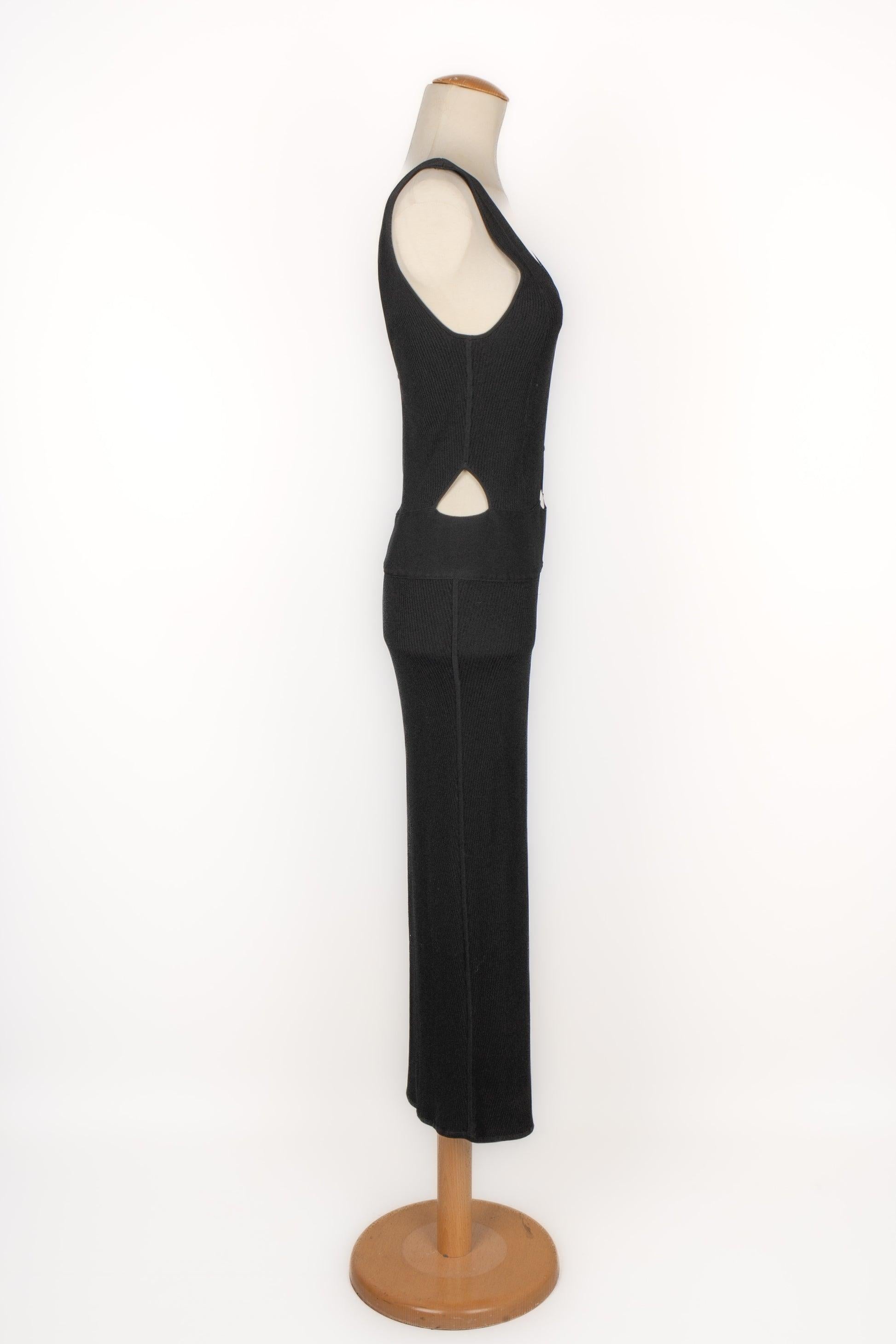 Paule Ka - Black mesh dress with a V neck, opening on the front and the sides. Size L indicated.

Additional information:
Condition: Very good condition
Dimensions: Chest: 40 cm - Waist: 35 cm - Hips: 44 cm - Length: 134 cm

Seller Reference: VR389