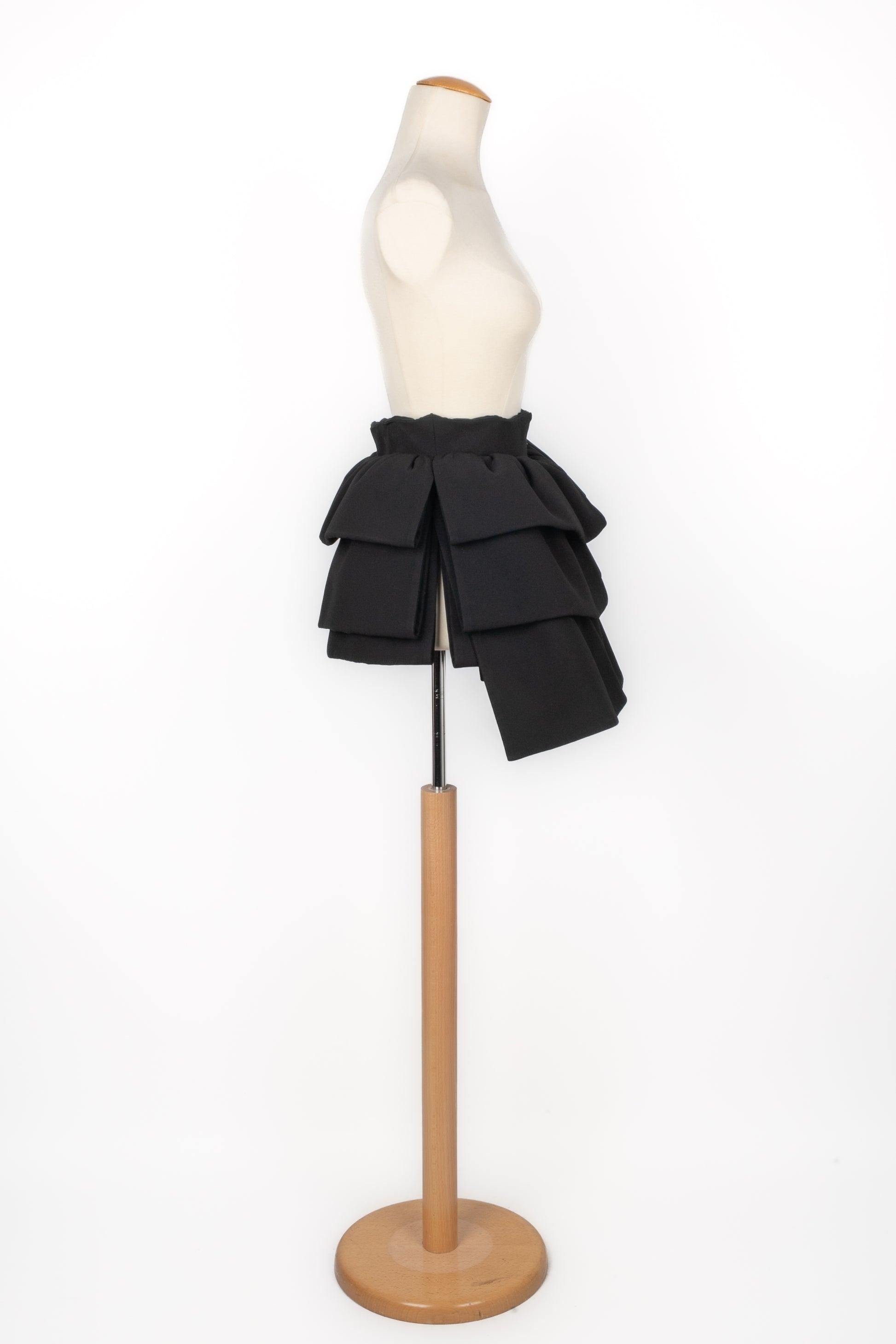 Paule Ka - Black miniskirt. Size 38FR indicated.

Additional information:
Condition: Very good condition
Dimensions: Waist: 69 cm - Length: 40 cm

Seller Reference: FJ105