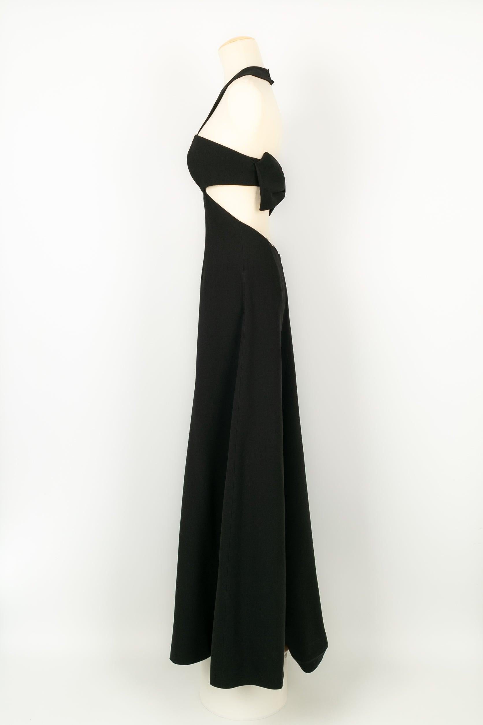 Paule Ka - Black open-back long dress. No size nor composition label, it fits a 36FR.

Additional information:
Condition: Very good condition
Dimensions: Chest: 37 cm - Length: 150 cm

Seller Reference: VR272
