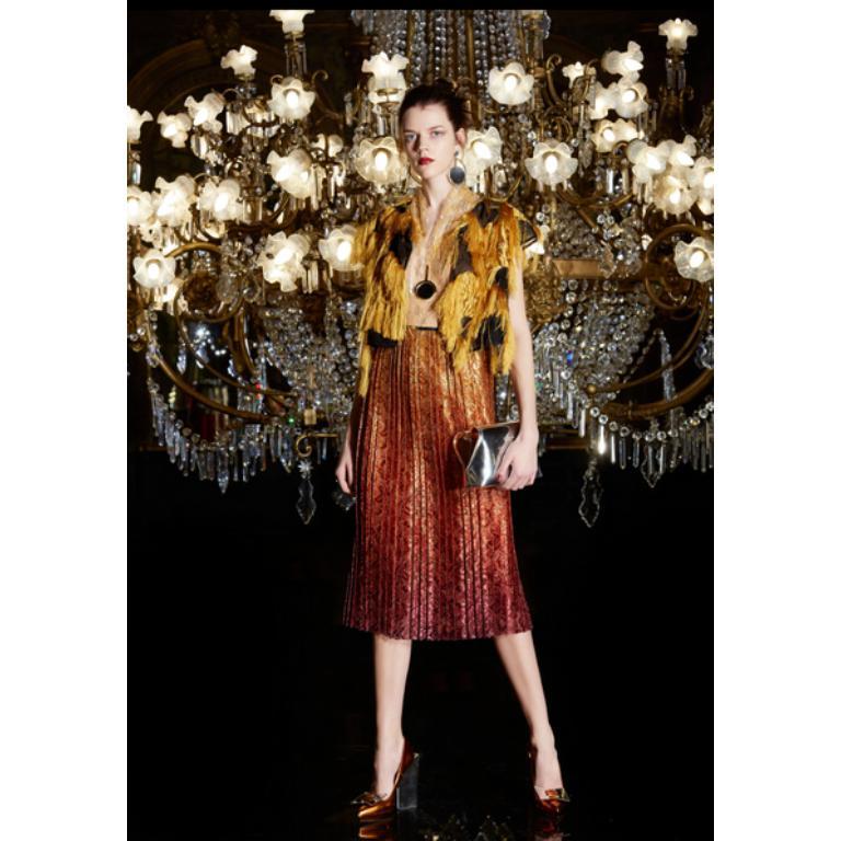 Paul Ka - (Made in France) Giacca corta in organza nera con impunture a fiori gialli. Mancano le etichette delle taglie e della composizione, ma veste una 36FR/38FR. Collezione Autunno-Inverno 2017.

Informazioni aggiuntive:
Condizioni: Ottime