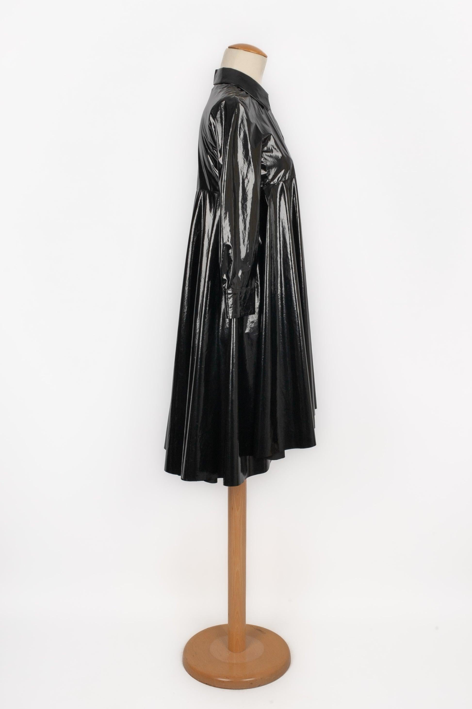 Paule Ka - Black satiny dress coat. Size 38FR indicated.

Additional information:
Condition: Very good condition
Dimensions: Shoulder width: 34 cm - Chest: 41 cm - Sleeve length: 50 cm - Length: 90 cm

Seller Reference: VR370