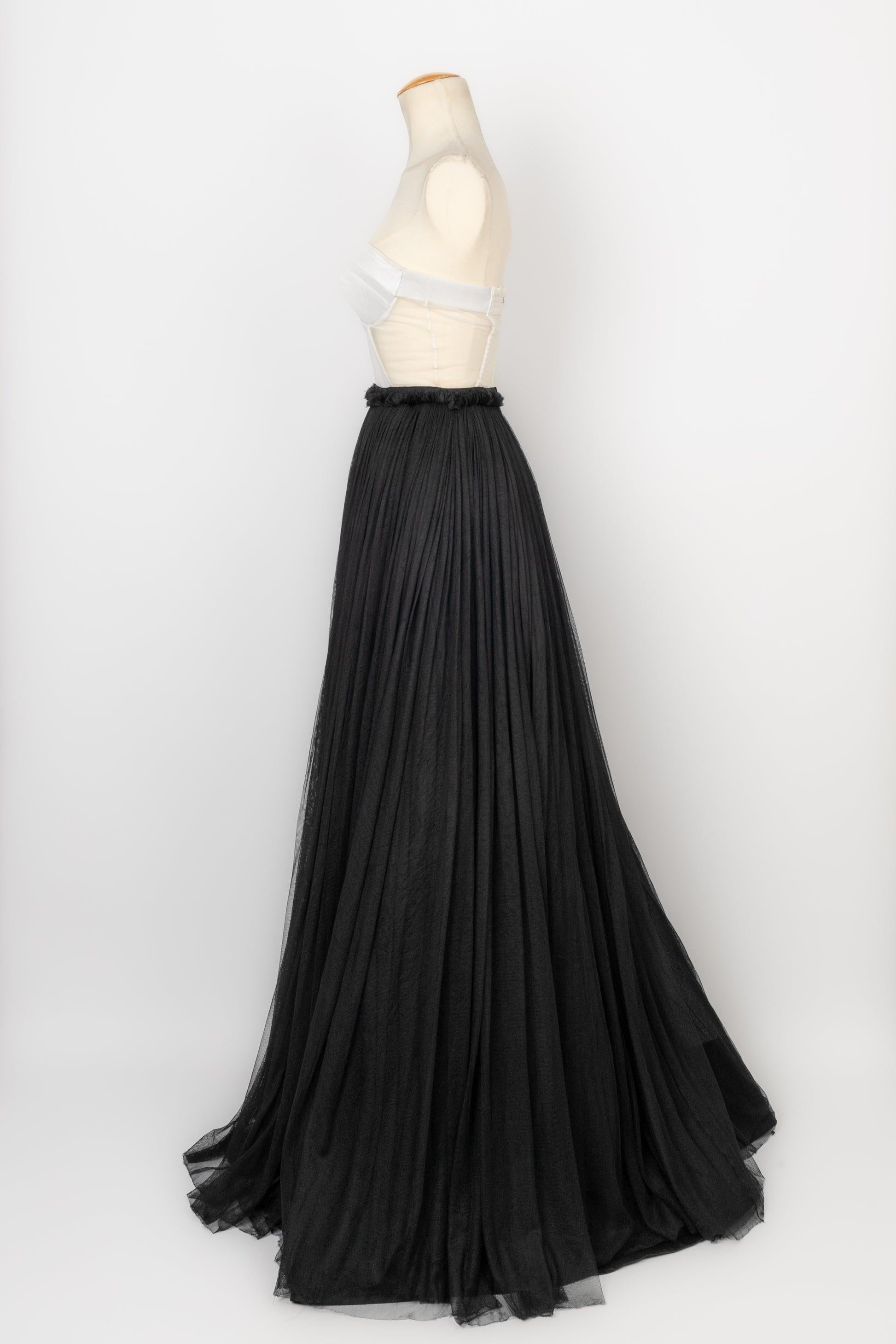 Paule Ka - Maxi dress composed of a white fishnet bustier top and a black tulle skirt. Size 38FR.

Additional information:
Condition: Good condition
Dimensions: Chest: 35 cm - Waist: 30 cm - Length: 150 cm

Seller Reference: VR290