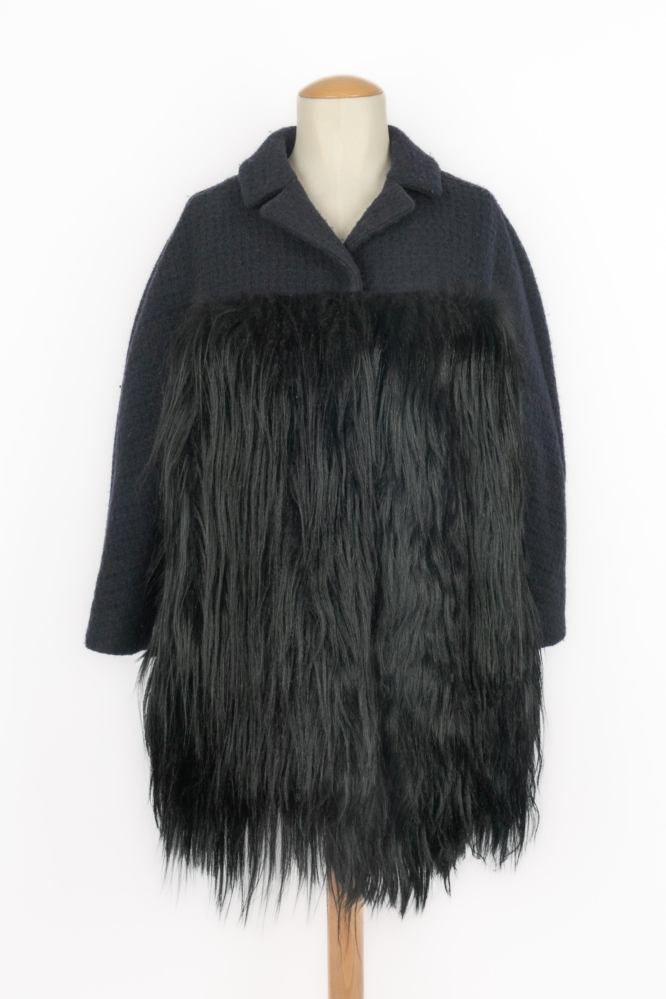 PAULE KA - Abrigo de lana de longitud media en tonos morados oscuros con pelo negro. Talla 38FR indicada. Una Colección circa 2000.

Estado:
Buen estado

Dimensiones:
Anchura de los hombros: 40 cm - Pecho: 56 cm - Longitud de las mangas: 55 cm -