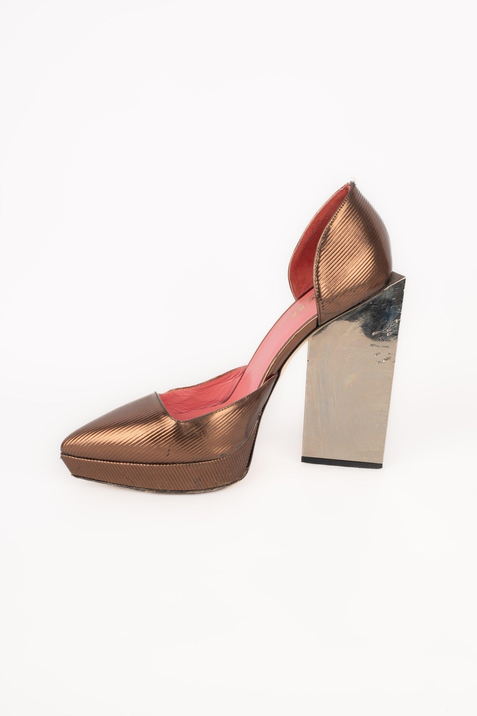 PAULE KA - (Made in Italy) Coppery leather heel shoes. Size 38.

Additional information:
Condition: Decent condition
Dimensions: Heel height: 13.5 cm

SKU:CH51