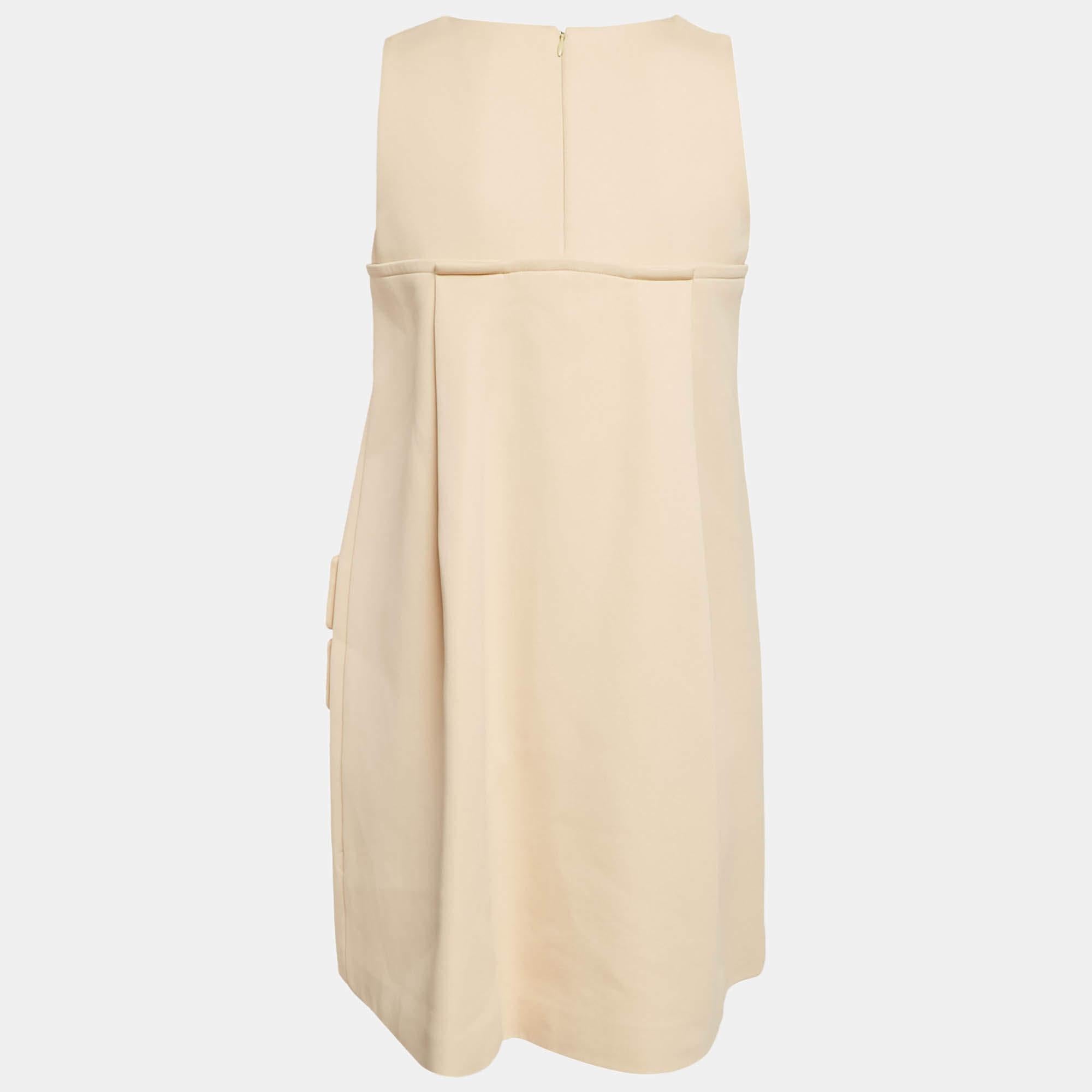 Affichez un look élégant en portant cette magnifique robe de créateur. Taillée dans un tissu fin, cette robe présente une silhouette chic pour une coupe cadrée. Coiffez cette création d'accessoires chics et d'escarpins.