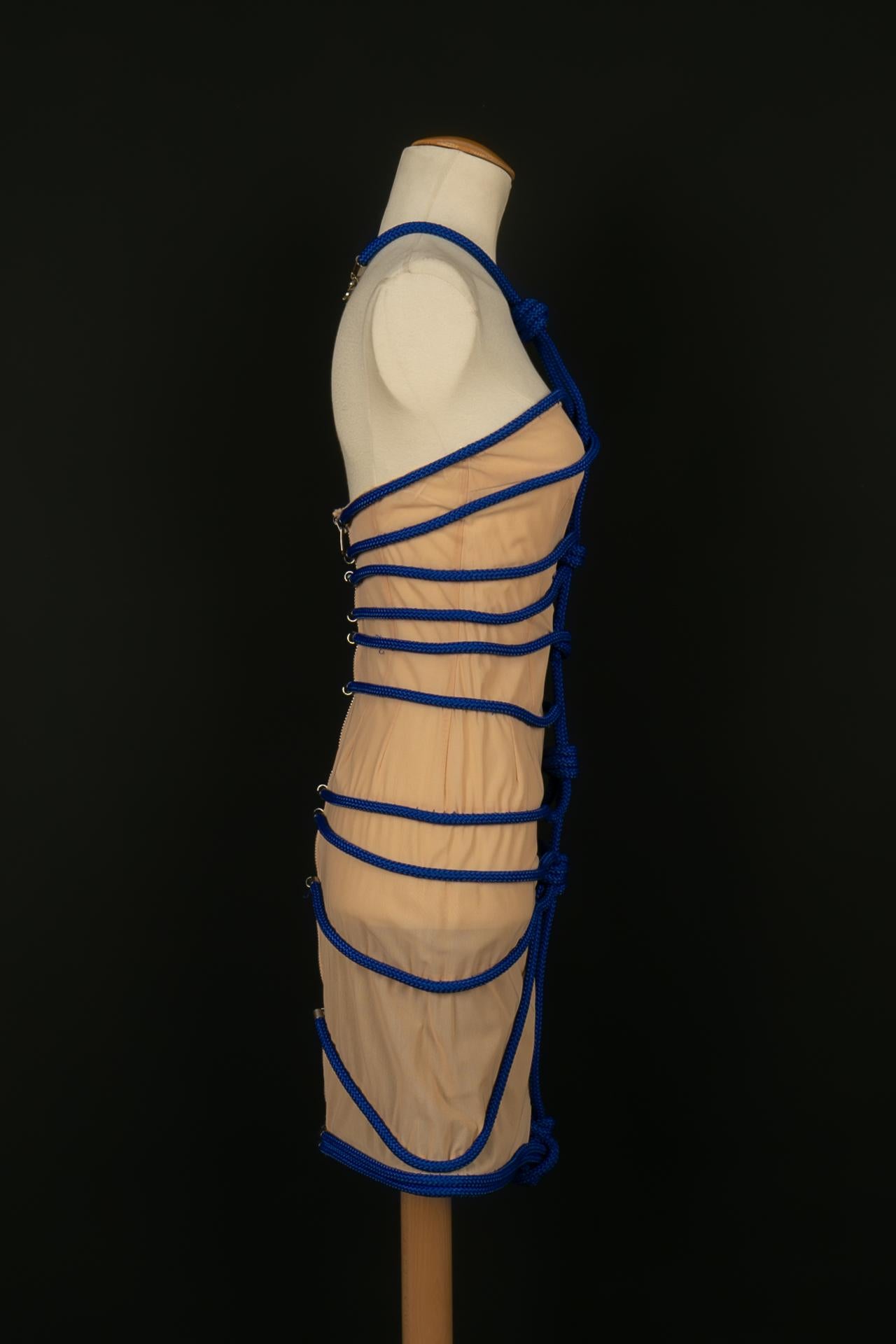 PAULE KA - Kurzes Kleid aus beigem, transparentem Stoff und blauer Kordel. Die Größe ist nicht angegeben, sie entspricht einem 34FR. Collection'S 2010.

Bedingung:
Sehr guter Zustand

Abmessungen:
Brustumfang: 34 cm - Taillenumfang: 30 cm -