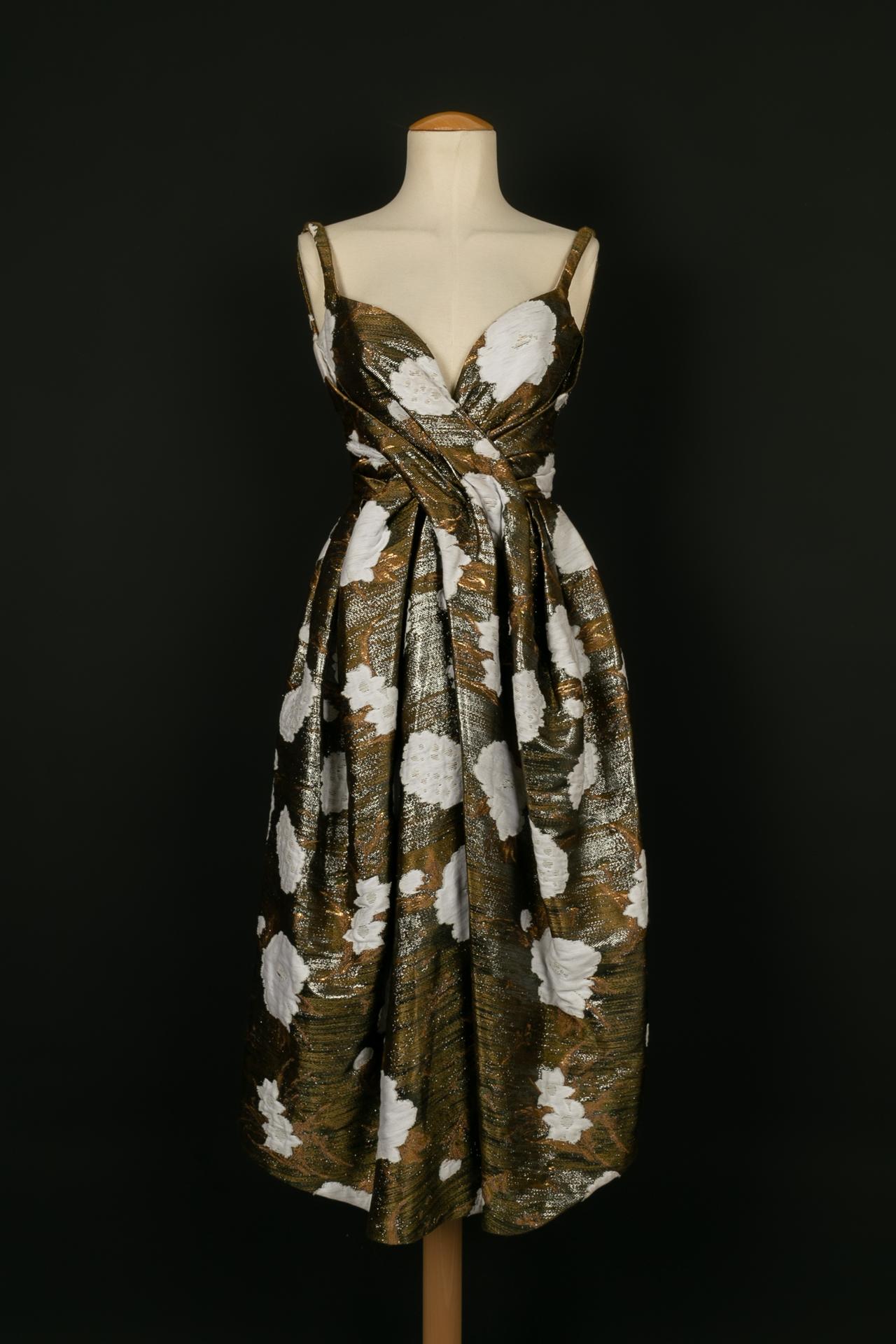 PAULE KA -Evening dress in brown, gold, and white tones. No size indicated, it fits a 34FR/36FR. Winter 2017 Collection.

Condition:
Good condition

Dimensions:
Chest: 35 cm - Waist: 33 cm - Length: 125 cm

SKU:VR185

Paule Ka
Paule Ka, founded in