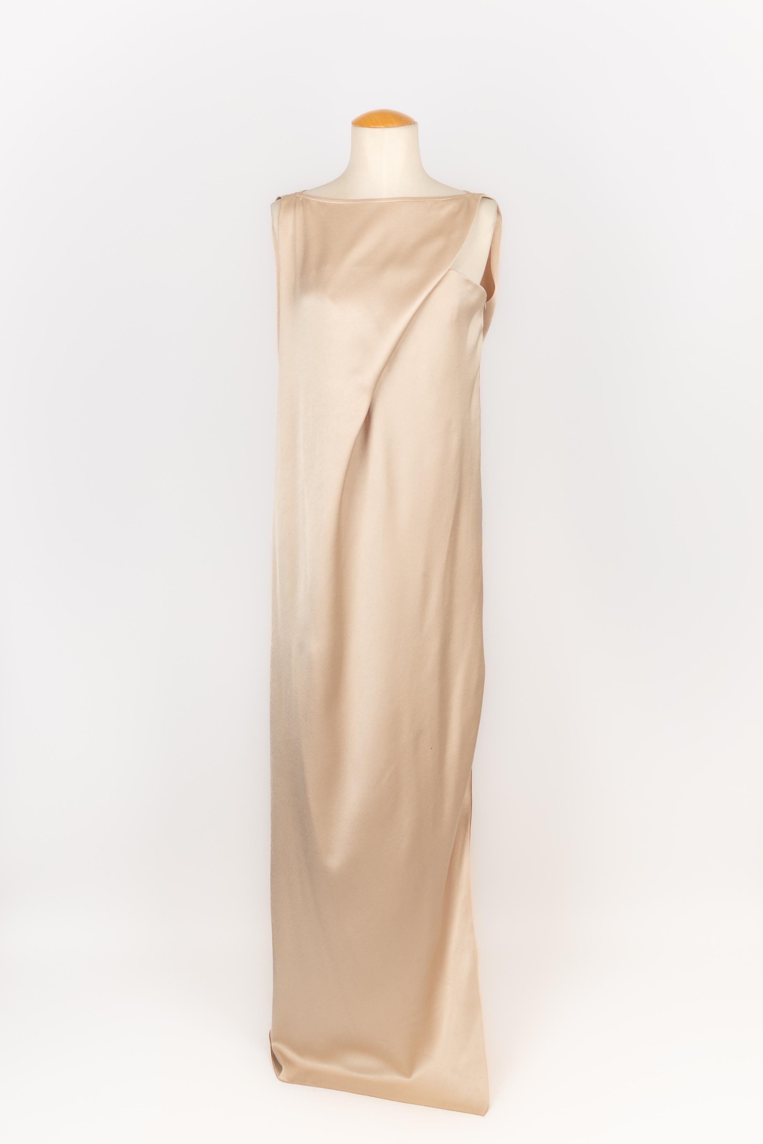 Paul KA - Abito lungo in raso beige con spacco laterale. Taglia 38FR indicata. Collezione primavera-estate 2018.

Condizioni:
Ottime condizioni

Dimensioni:
Petto: 41 cm - Lunghezza: 150 cm

SKU:VR55