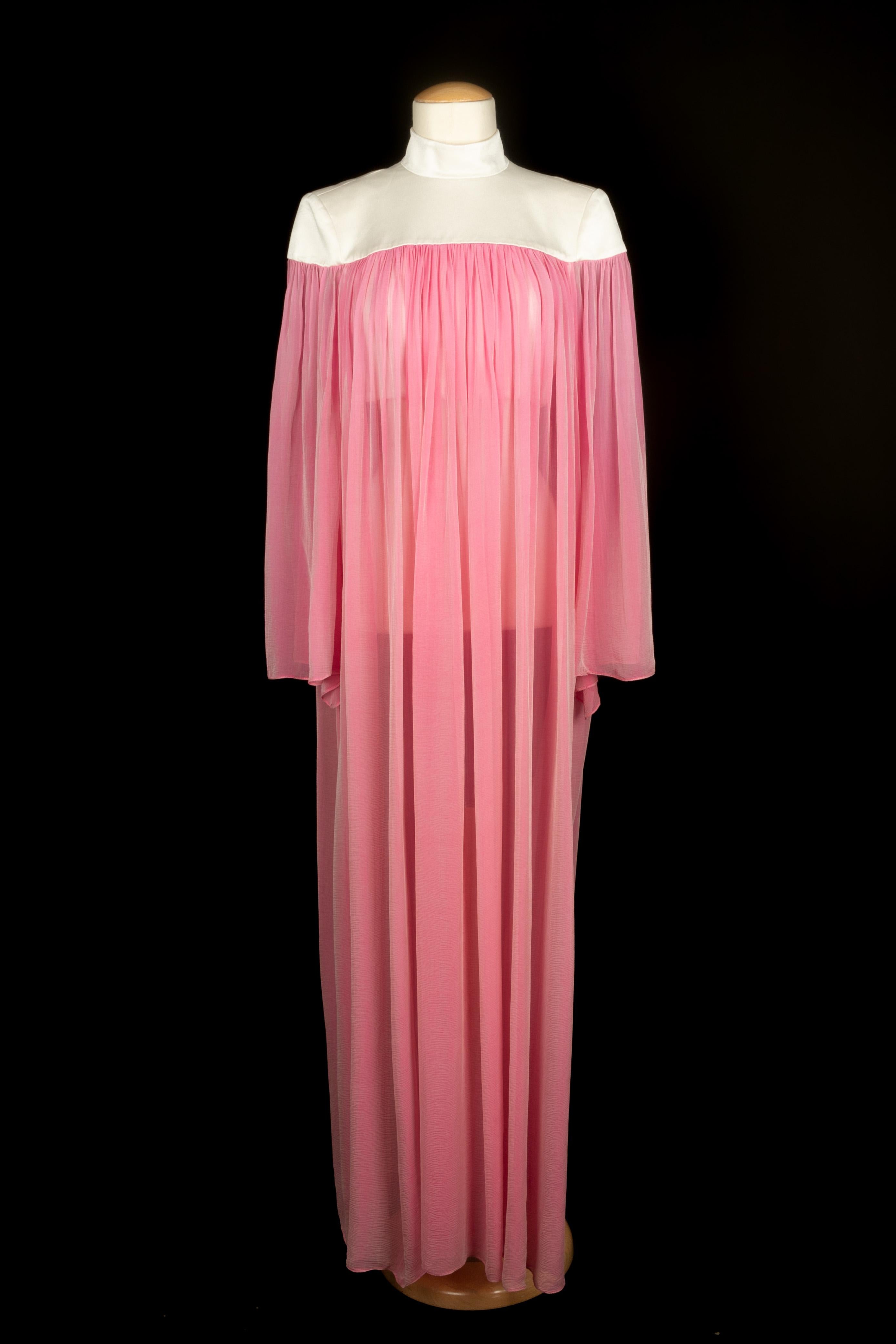 PAULE KA - (Made in France) Kleid aus Seidenmusselin und weißem Duchess-Satin aus der 'Black Carpet'S Collection. Größe 36FR. Zu erwähnen ist ein Fleck auf dem rosa Musselin, der sich zwischen den Falten versteckt.

Bedingung:
Guter