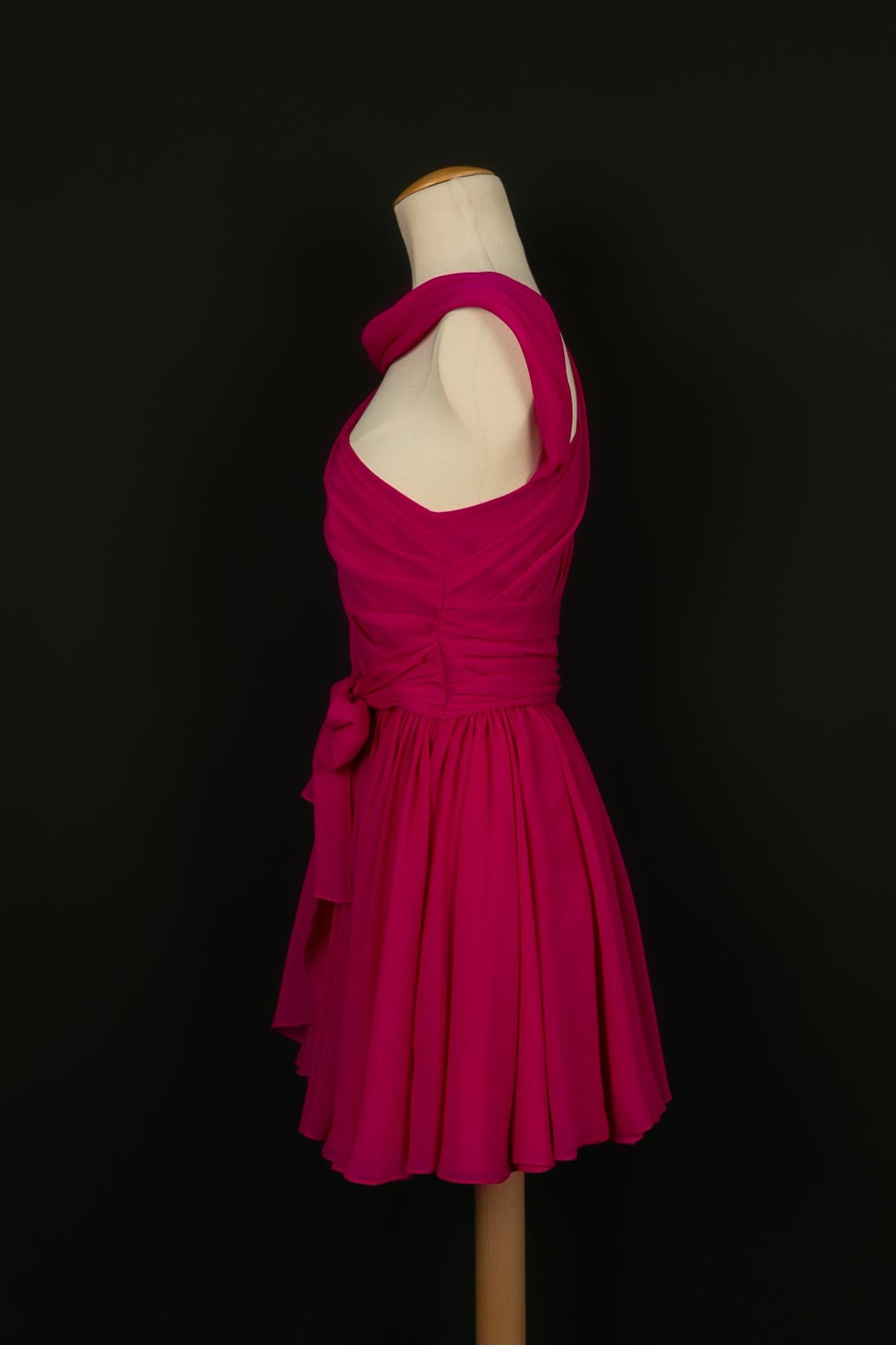 PAULE KA - Dress in fuchsia pink silk. No size indicated, it fits a 34FR/36FR. Collection Resort 2020.

Condition:
Very good condition

Dimensions:
Waist: 30 cm - Length: 82 cm

SKU:VR111

Paule Ka, founded in 1987 by Serge Cajfinger, is a French