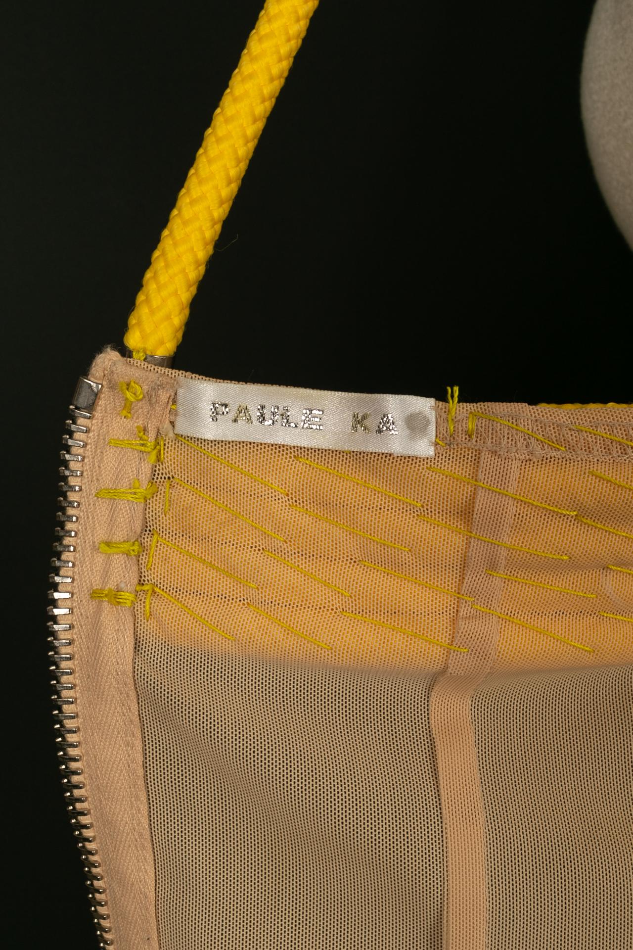 PAULE KA -Kurzes Kleid aus beigefarbenem transparentem Stoff mit gelben Schnüren. Keine Größenangabe, wenn eine 34FR passt.

Bedingung:
Sehr guter Zustand

Abmessungen:
Brustumfang: 34 cm - Taillenumfang: 30 cm - Hüftumfang: 37 cm - Länge: 68