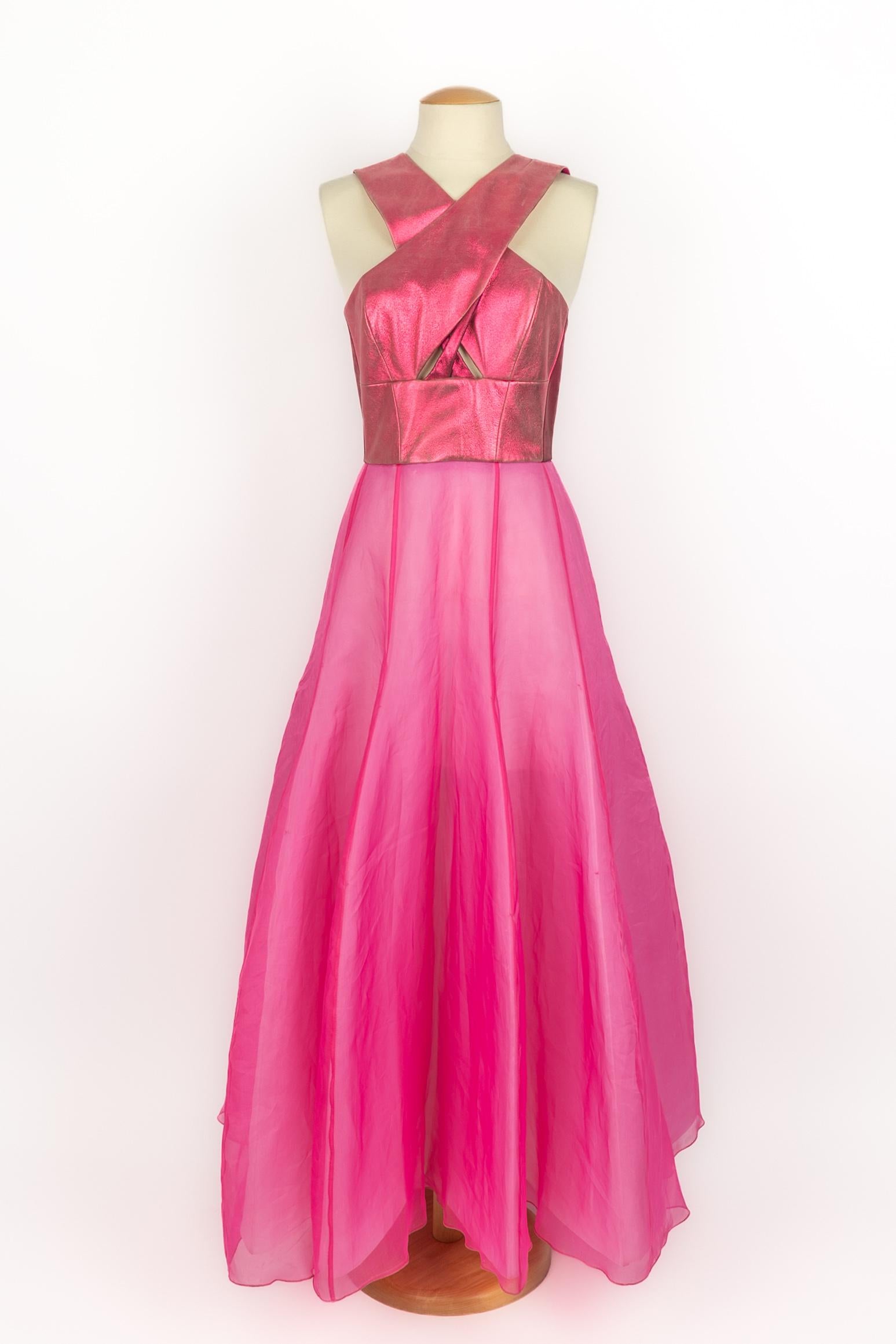 PAULE KA - Long dress with a crossed front top made of pink-metallic leather, and with a pink organza skirt. Size 36FR indicated.

Condition:
Good condition

Dimensions:
Chest: 40 cm - Waist: 33 cm - Length: 140 cm

SKU:VR451


