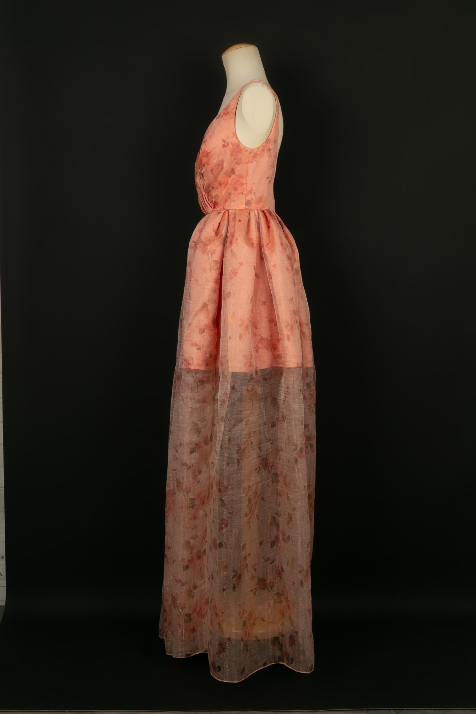 PAULE KA - Vestido largo de tafetán y seda en tonos rosas. Talla 36FR. Colección Primavera-Verano 2022.

Estado:
Muy buen estado

Dimensiones :
Pecho : 37 cm - Cintura : 34 cm - Largo : 210 cm

SKU:VR361

Paule Ka
Paule Ka, fundada en 1987 por Serge