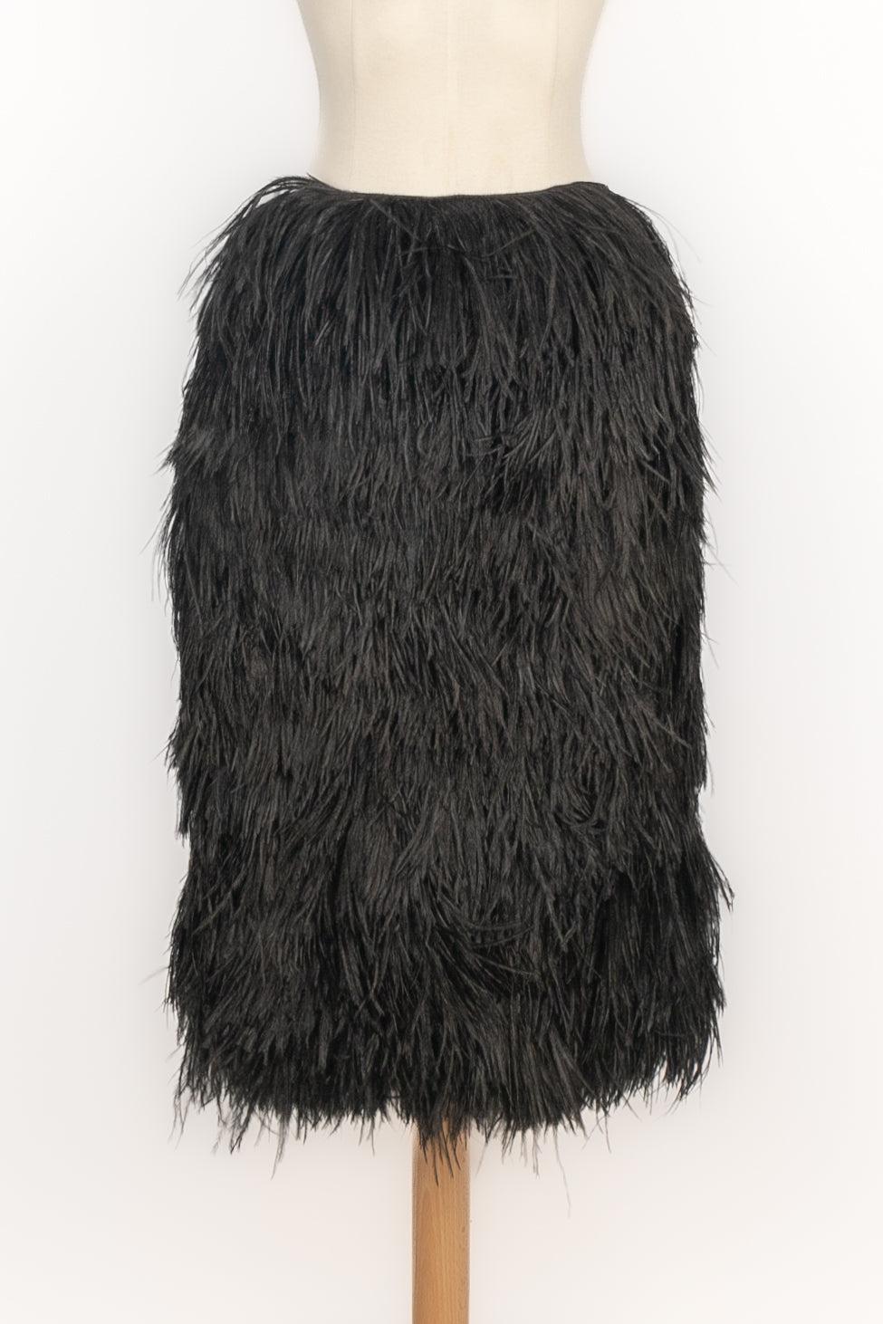 Paule Ka - Falda negra de plumas con forro de seda. Colección Otoño-Invierno 2000. Faltan las etiquetas de marca y talla, se ajusta a una 36FR/38FR.

Más información:
Estado: Buen estado
Dimensiones: Cintura: 36 cm - Largo: 66 cm
Periodo: Siglo