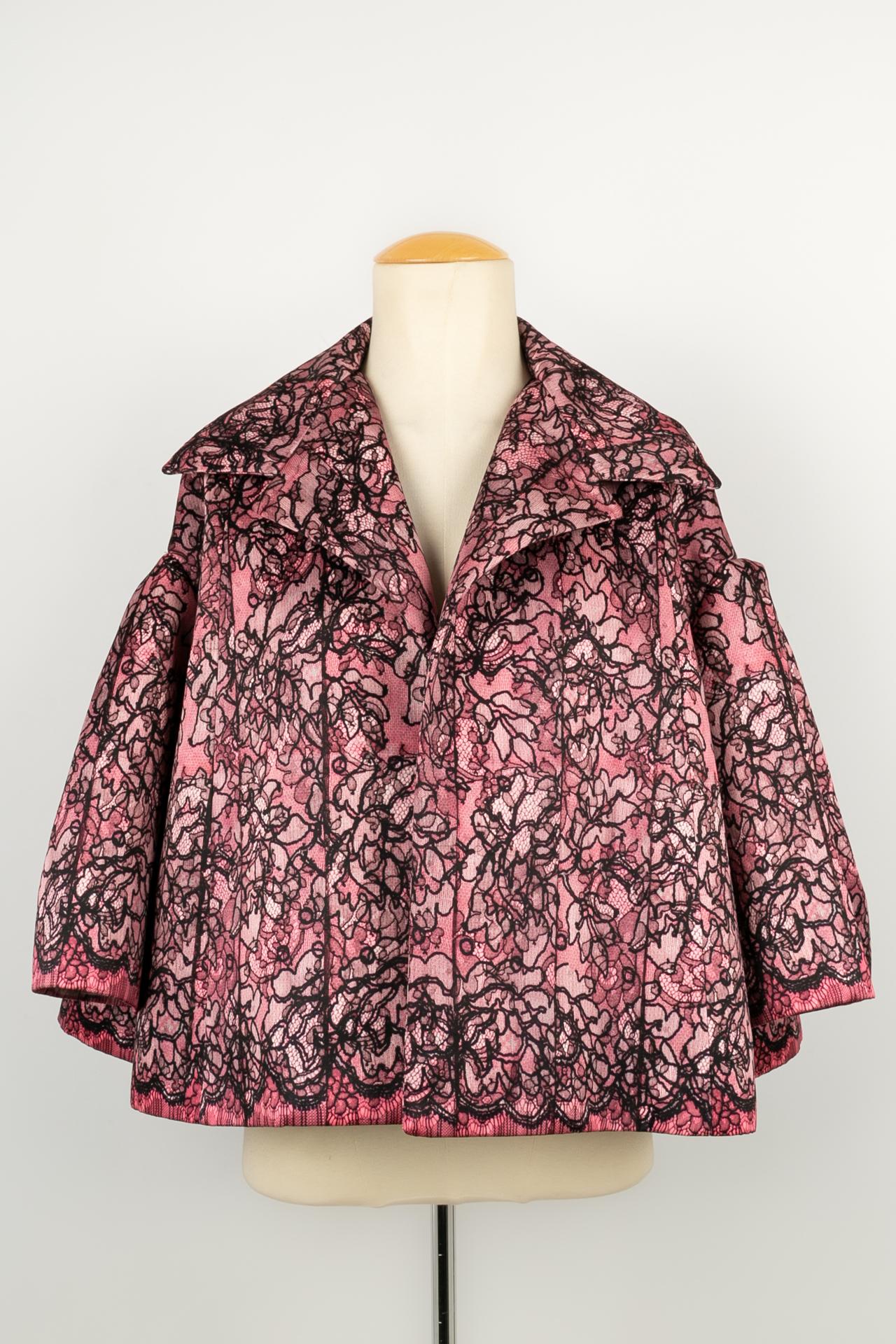 Paul KA - Giacca in raso rosa e nero. Collezione Autunno-Inverno 2016. Non c'è un'etichetta che indichi la taglia o la composizione, ma si adatta a una 38FR.

Condizioni:
Ottime condizioni

Dimensioni:
Larghezza spalle: 40 cm - Lunghezza maniche: 35
