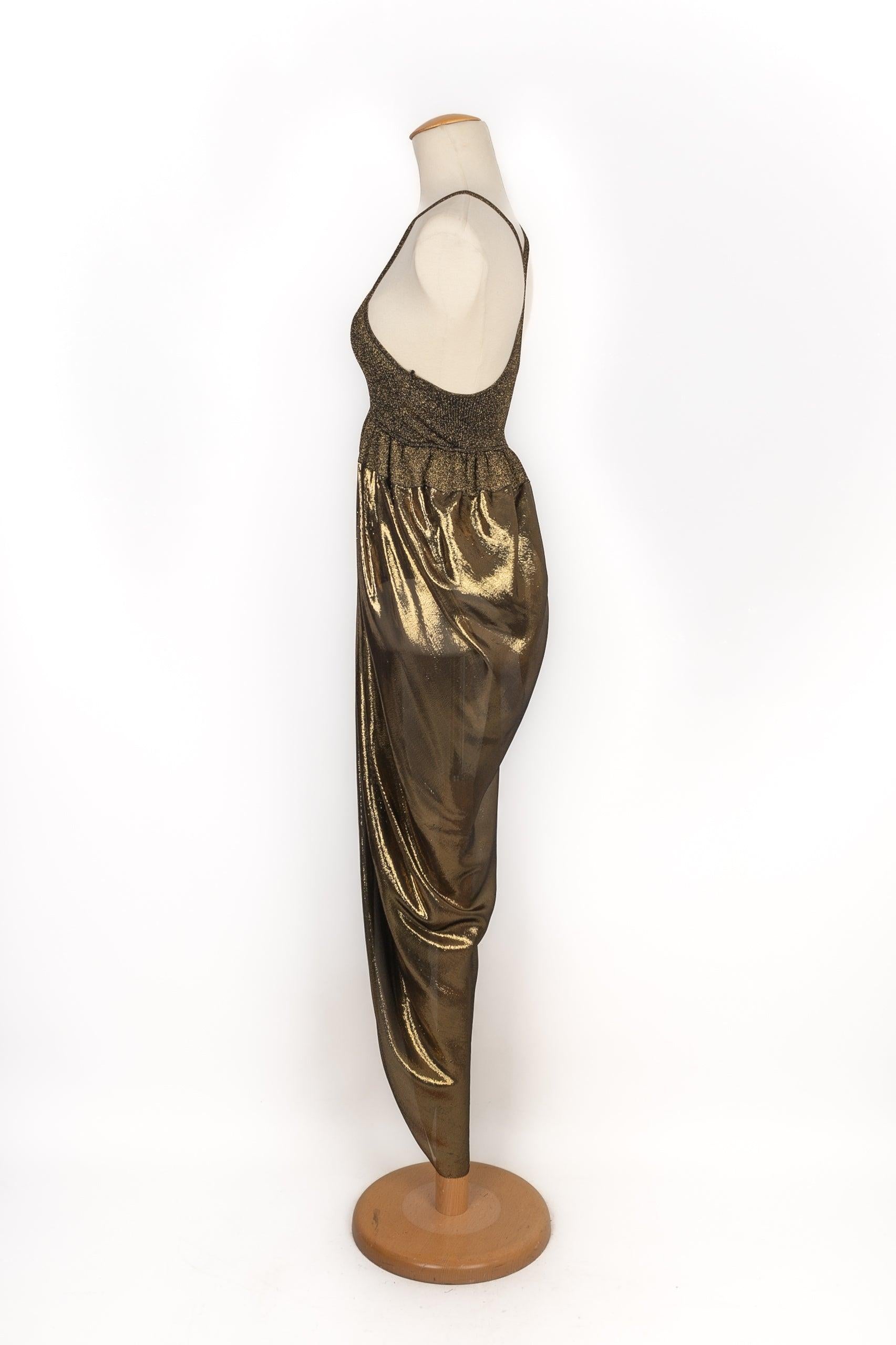 Paul Ka - Robe longue composée d'un top en maille dorée et d'une jupe en lamé doré. Aucune taille n'est indiquée, il convient à un 34FR/36FR. Collectional printemps-été 2017.

Informations complémentaires :
Condit : Bon état
Dimensions : Poitrine :