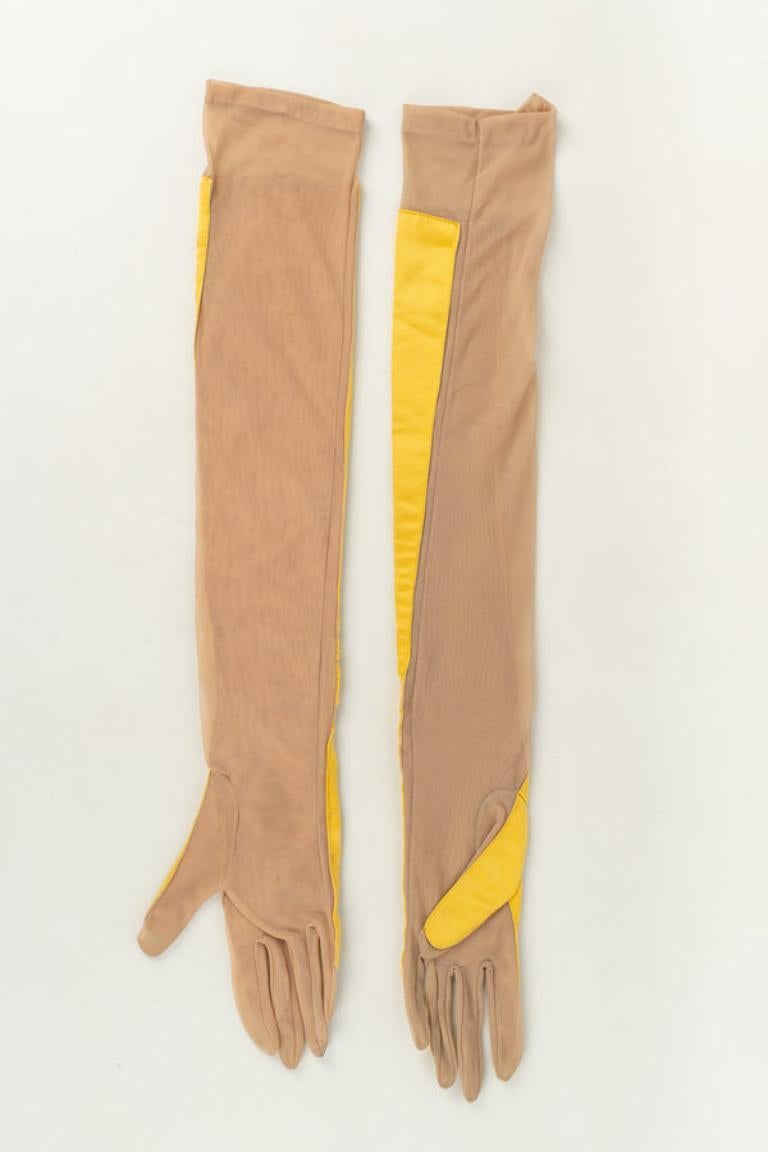 Paule Ka - Guantes largos de satén y tul. Faltan etiquetas de marca y talla.

Más información:
Estado: Muy buen estado
Dimensiones: Talla 7

Referencia del vendedor: ACC68