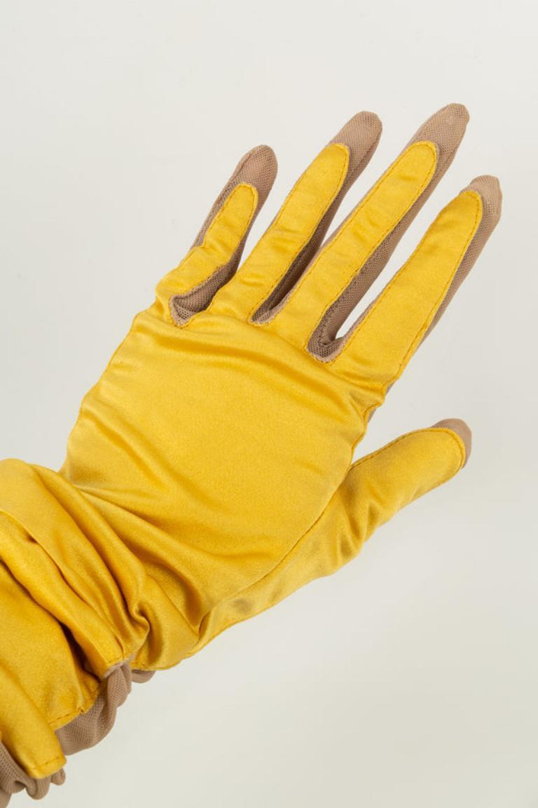 Guantes largos Paule Ka de satén y tul Amarillo en venta