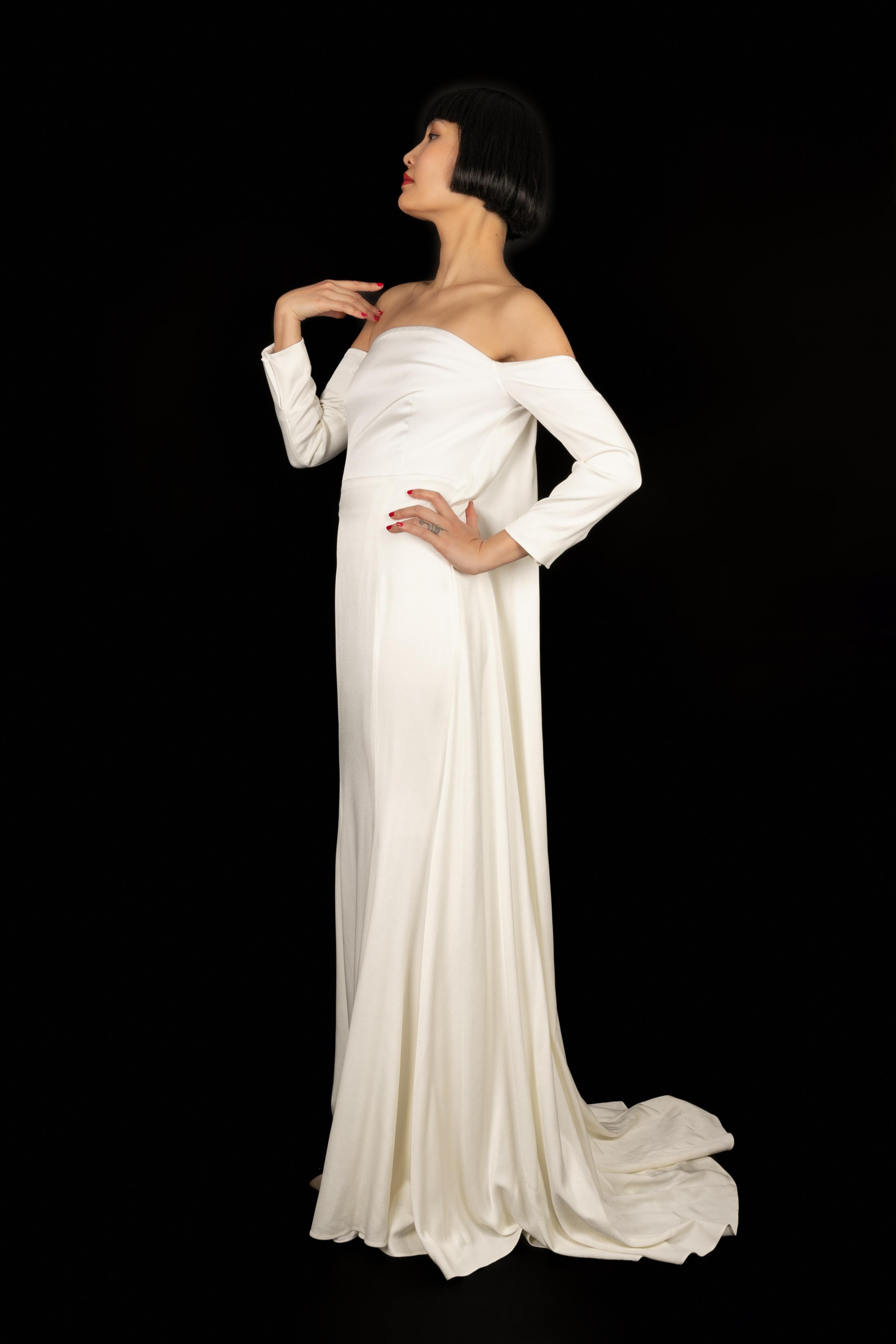 Paule Ka - Maxi dress in black duchess satin. 2022 Collection. Size 36FR.

Additional information:
Condition: Very good condition
Dimensions: Length: from 130 cm to 170 cm

Seller Reference: VR16