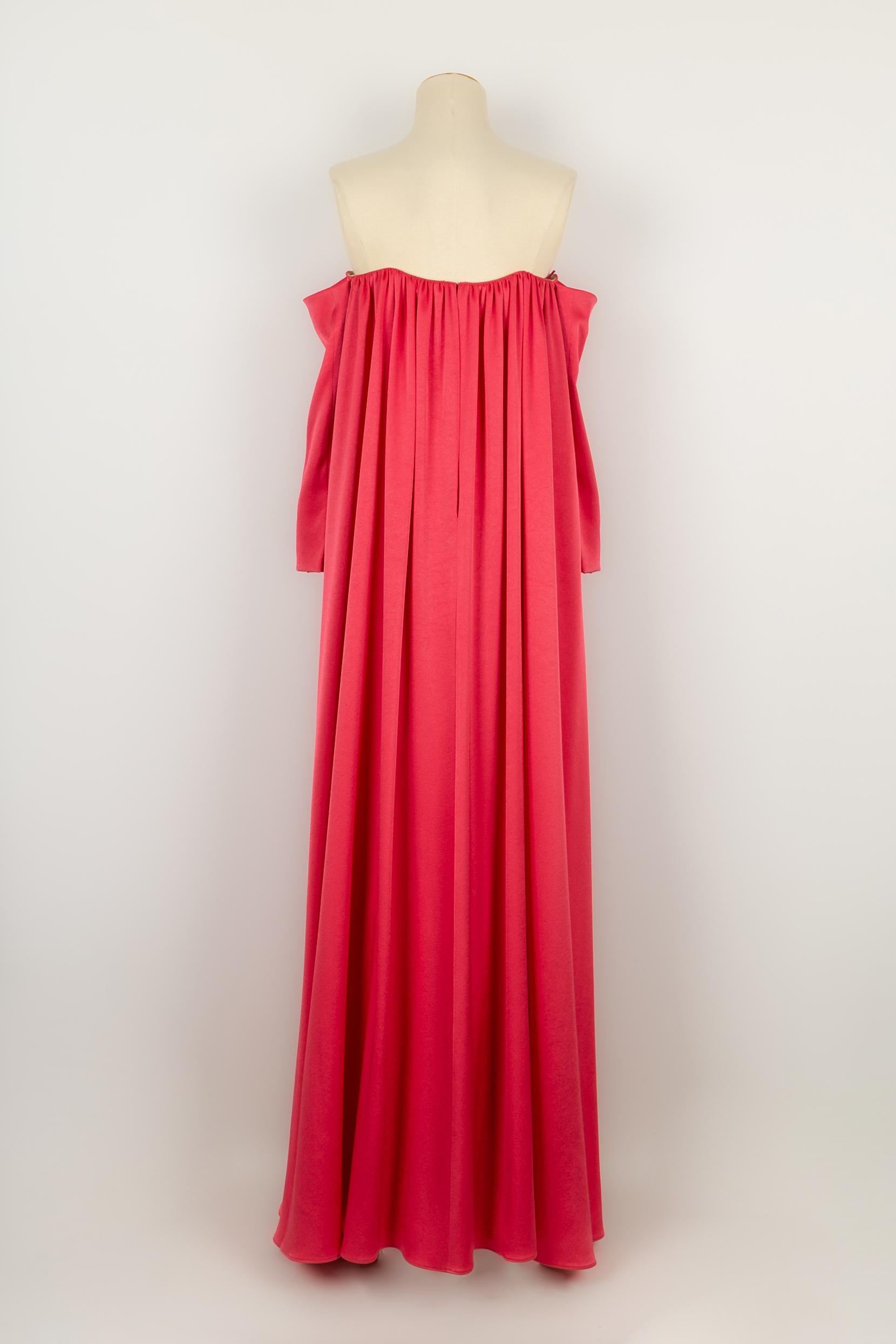 PAULE KA - Robe longue en satin duchesse rose. Taille 36FR. Collection 2022.

Condit :
Très bon état.

Dimensions :
Longueur : environ 130 cm

SKU:VR137

Paule Ka
Paul Ka, fondée en 1987 par Serge Cajfinger, est une maison de couture française