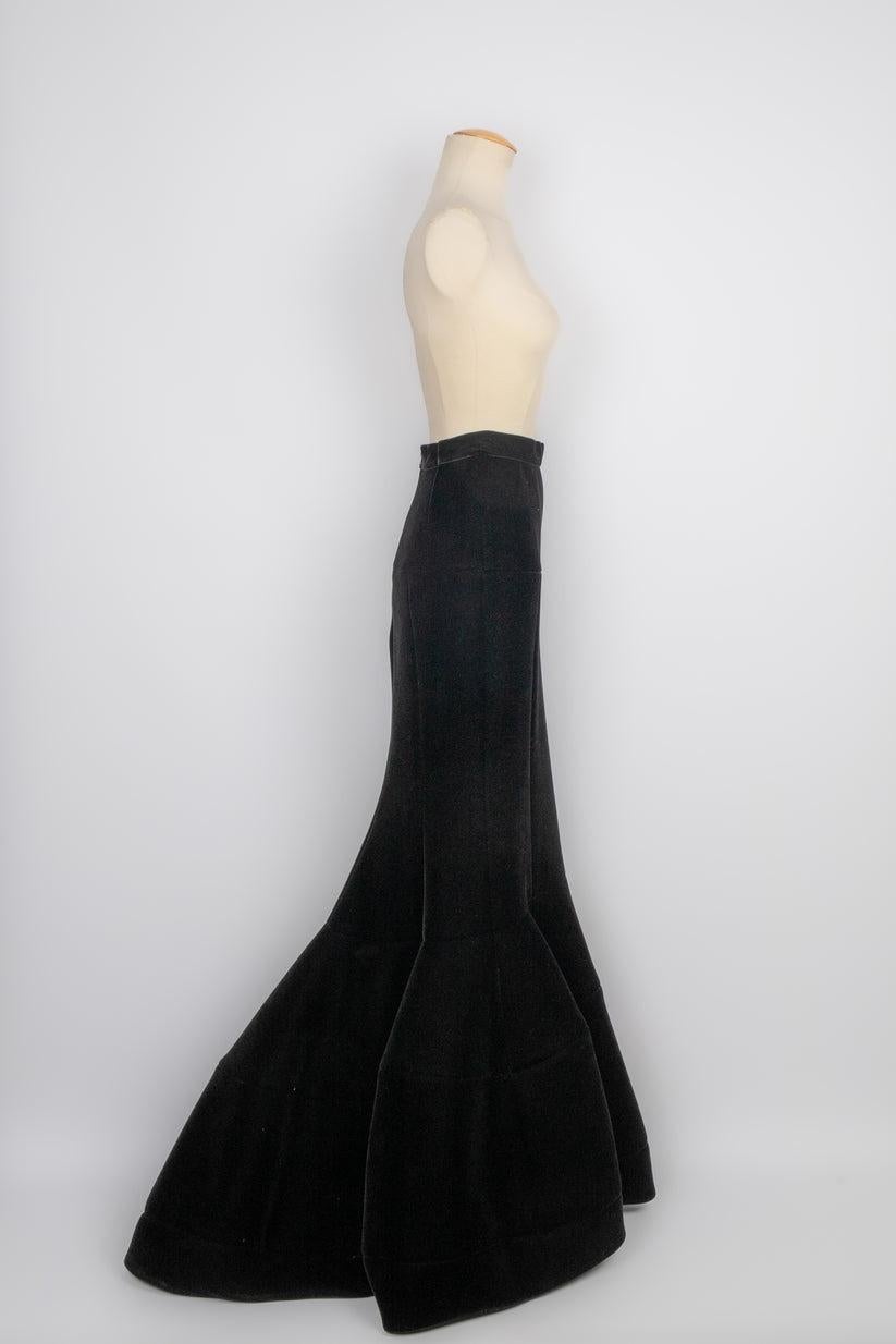 Paule Ka - Maxi long black velvet skirt. 2016 Winter Collection. No size nor composition label, it fits a 36FR/38FR.

Additional information:
Condition: Very good condition
Dimensions: Waist: 31 cm - Hips: 40 cm - Length: from 115 cm to 125