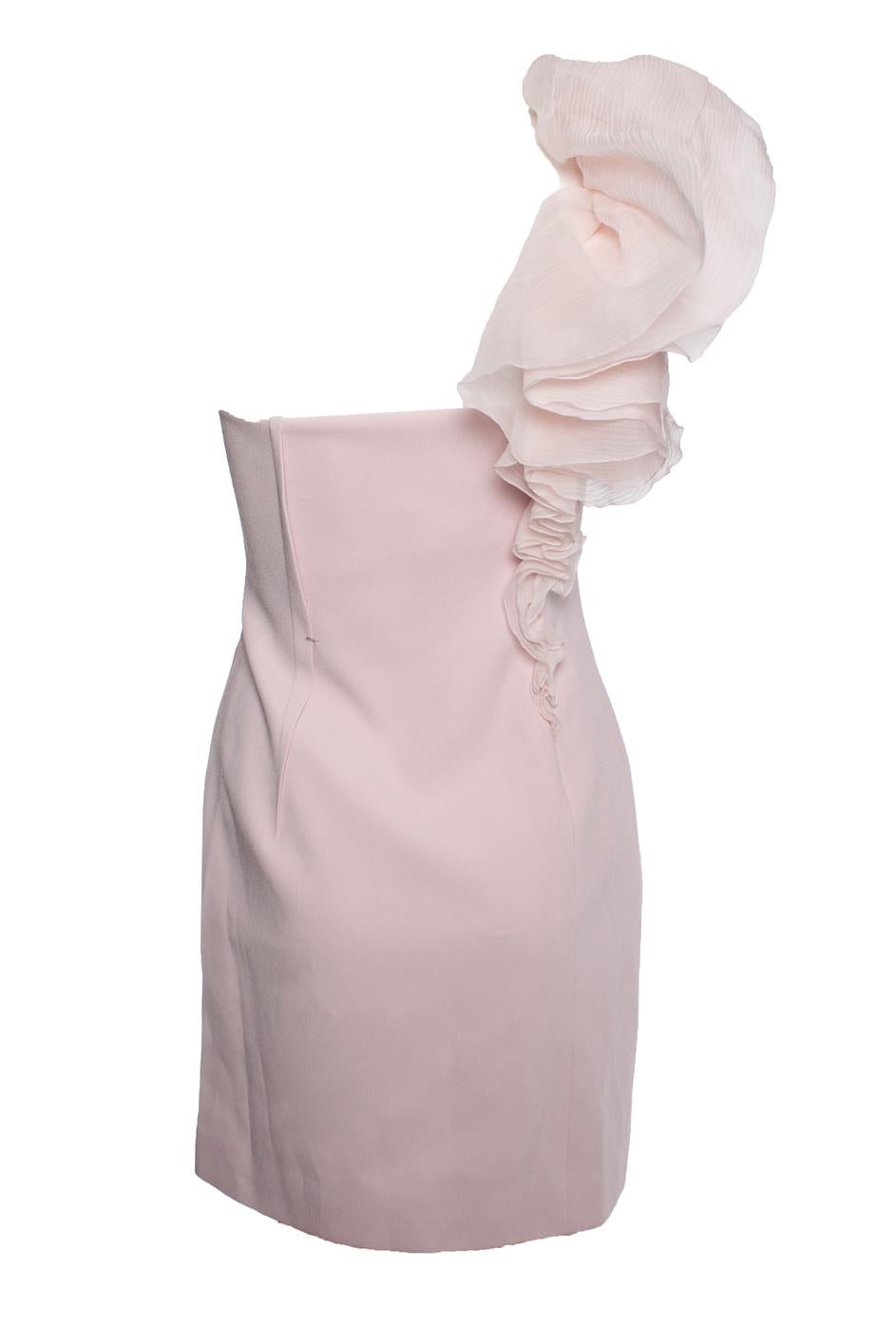 Paule Ka, Vestido rosa con volante en el hombro. El artículo es nuevo con etiquetas y viene con funda guardapolvo.

- ESTADO: nuevo con etiquetas 

- TALLA: FR38 - S 

- MEDIDAS: largo 83 cm, ancho 38,5 cm, cintura 35,5 cm

- MATERIAL: 83%