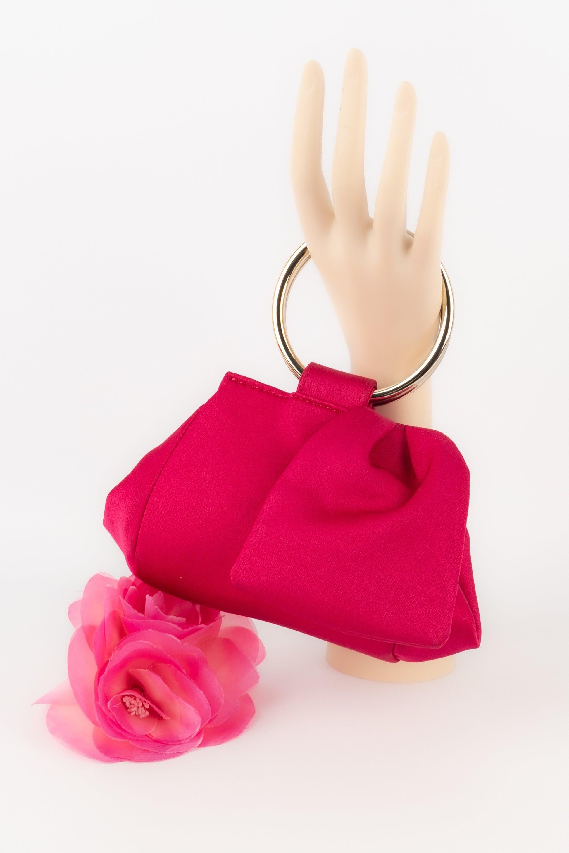 Paule Ka - Raspberry-pink satin handbag with a golden metal handle.

Additional information:
Condition: Very good condition
Dimensions: Length: 13 cm - Height: 11 cm - Depth: 10 cm - Handle length: 25 cm

Seller Reference: S315