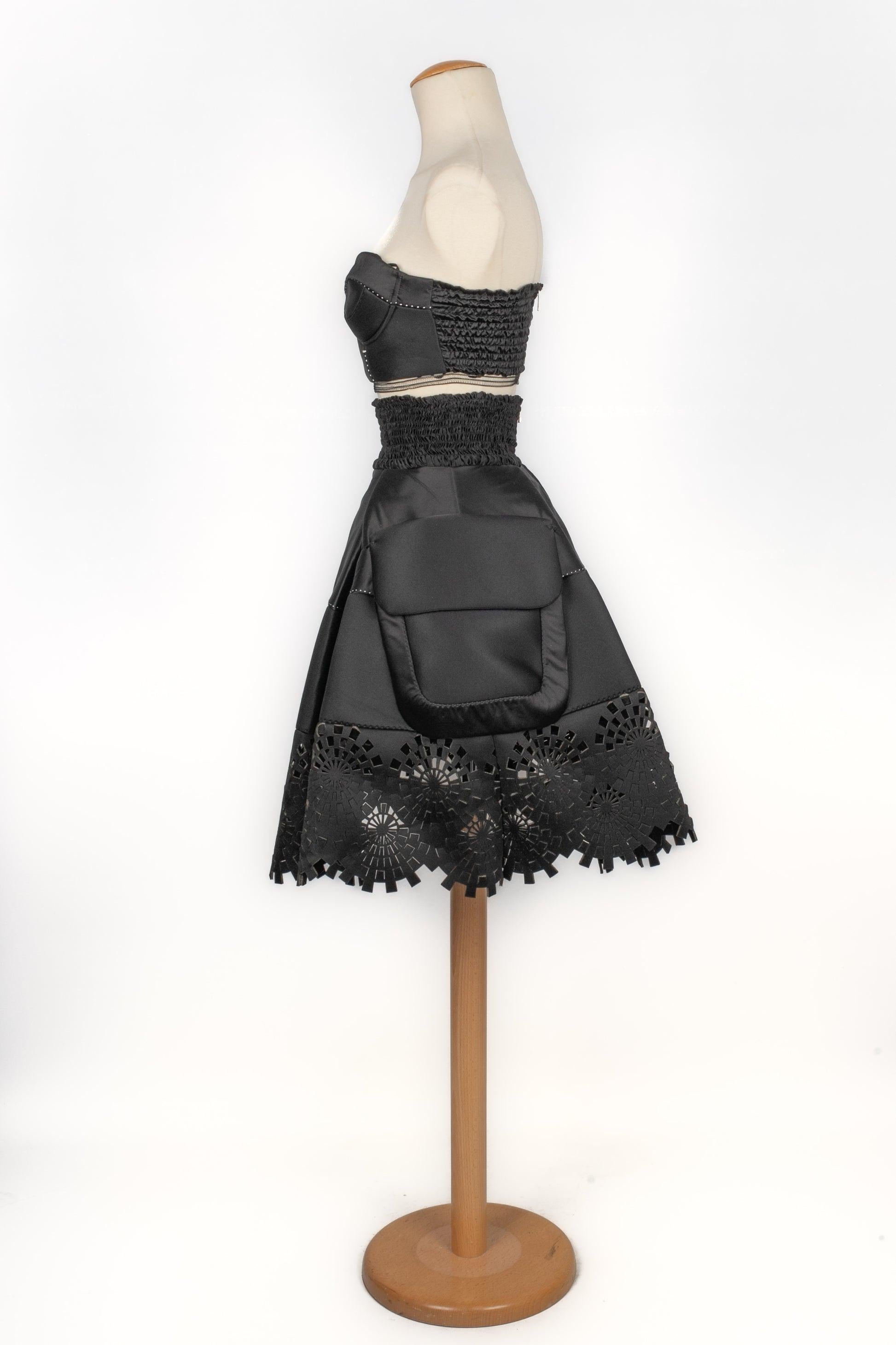 Paul Ka - (Made in France) Ensemble composé d'un top bustier et d'une jupe ballon en néoprène noir. Collectional printemps-été 2007. Taille 34FR/36FR.

Informations complémentaires :
Condit : Très bon état.
Dimensions : Bustier : Longueur : 36 cm //