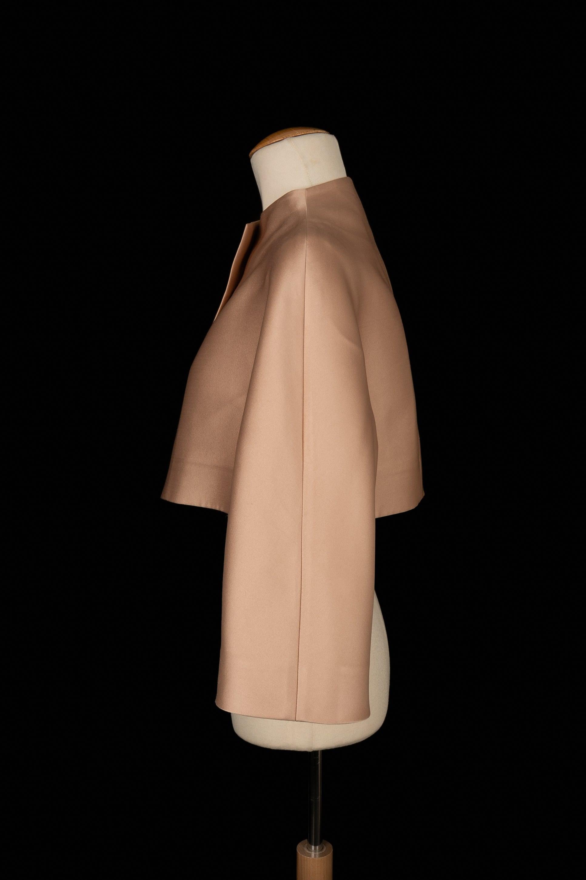 Paul Ka - Giacca corta in seta mista rosa cipria. La taglia indicata è M. Collezione A. Winter 2016.

Informazioni aggiuntive:
Condizioni: Ottime condizioni
Dimensioni: Larghezza spalle: 40 cm - Petto: 55 cm - Lunghezza maniche: 45 cm - Lunghezza:
