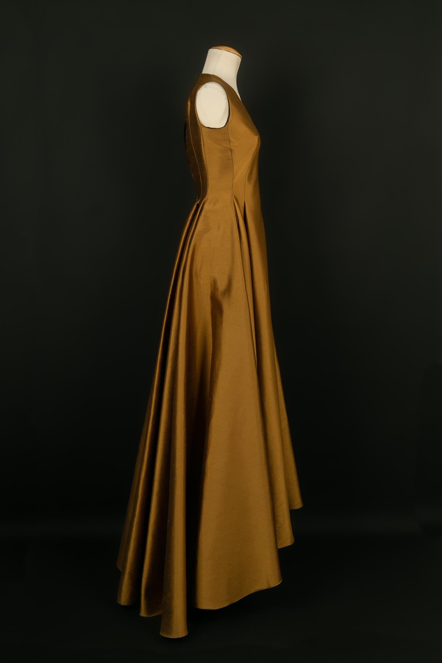 PAULE KA - Robe longue en soie sauvage dorée. Marqué taille 38FR, il convient mieux à un 36FR. Collectional de l'été 2018.

Condit :
Très bon état.

Dimensions :
Poitrine : 35 cm - Taille : 32 cm - Longueur : de 200 cm à 230 cm

SKU:VR360


Paule