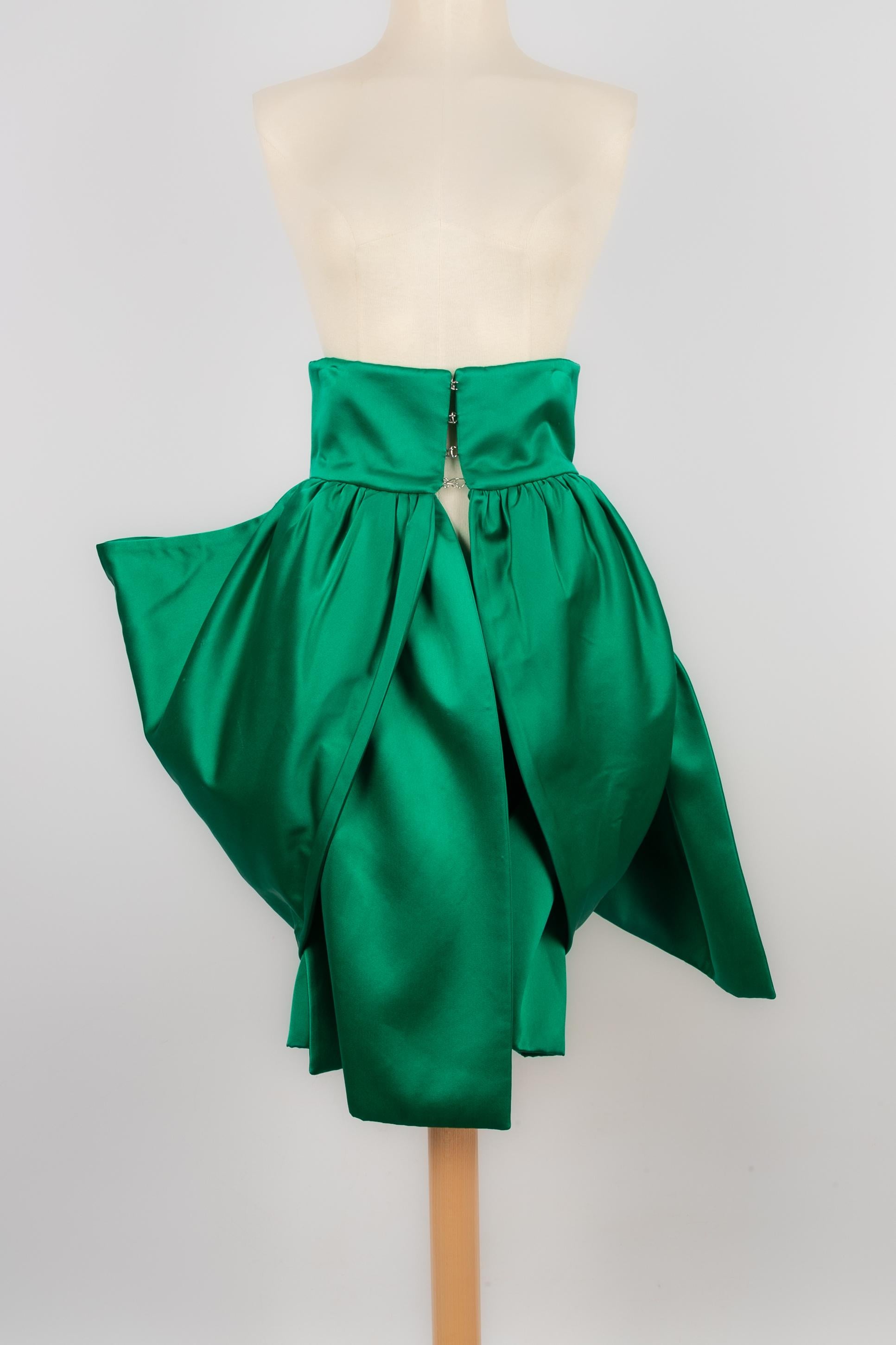 Paul KA - Gonna verde in seta. Indicata la taglia 38FR, ma si adatta meglio a una 36FR.

Condizioni:
Ottime condizioni

Dimensioni:
Vita: 33 cm - Lunghezza: 67 cm

FJ143