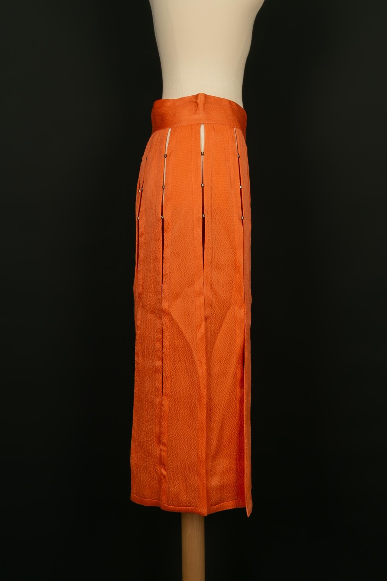 PAULE KA - Jupe blister en soie orange. Pas de taille indiquée, il correspond à un 34FR/36FR. Collectional printemps/été 2011.


Condit :  
Très bon état.


Dimensions :  
Taille : 35 cm - Longueur : 77 cm
