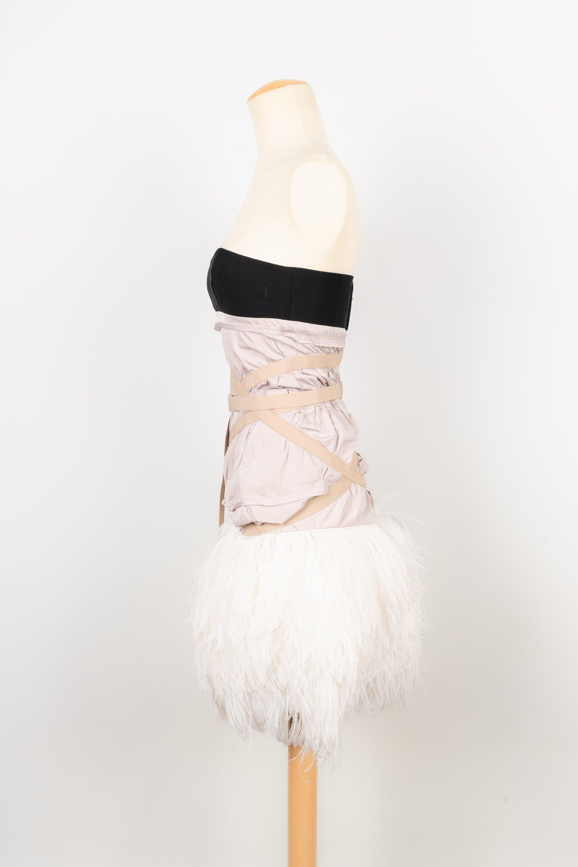 Paule Ka - Taffeta and feather bustier dress. No size label, it fits a 36FR. Piece worn by the singer Rihanna.

Additional information:
Condition: Very good condition
Dimensions: Chest: 38 cm - Waist: 32 cm - Length: 70 cm

Seller Reference: VR219