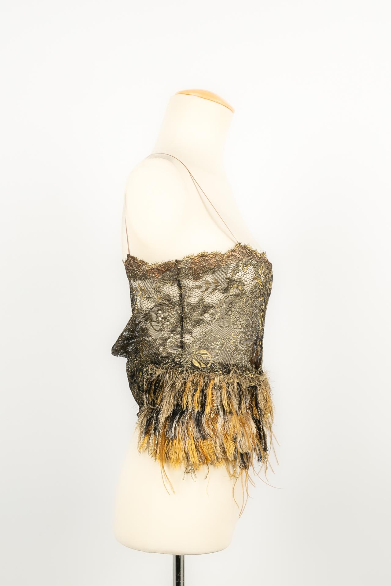 PAULE KA - Top bustier in lace, feather, and trimmings. No size label, it fits a 36FR. Fall-Winter 2017 Collection.

Condition:
Very good condition

Dimensions:
Chest: 36 cm - Length: about 46 cm

SKU:FH135

Paule Ka
Paule Ka, founded in 1987 by