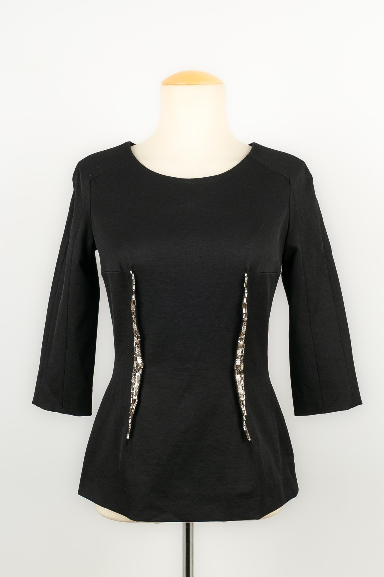 Paul KA - Top nero con colletto rimovibile ricamato con strass. Non è indicata la taglia, ma si adatta a una 34FR/36FR.

Condizioni:
Ottime condizioni

Dimensioni:
Larghezza spalle: 40 cm - Petto: 38 cm - Lunghezza maniche: 40 cm - Lunghezza: 59