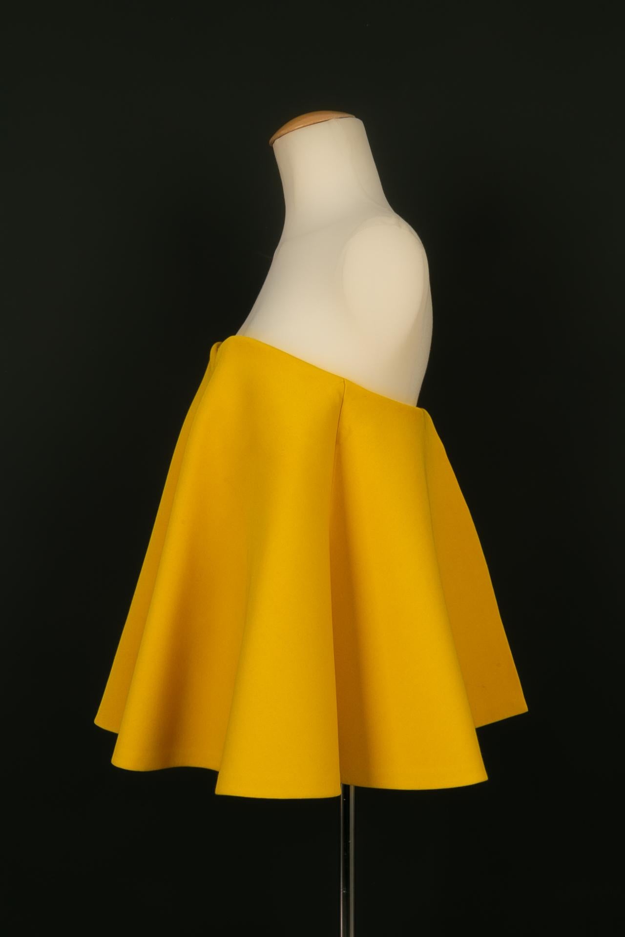 PAULE KA - Top sin tirantes de neopreno amarillo. Sin etiqueta de talla, se ajusta a una 36FR. Colección Otoño-Invierno 2016.

Estado:
Buen estado

Dimensiones:
Pecho: 38 cm - Largo: 44 cm

SKU:FH170