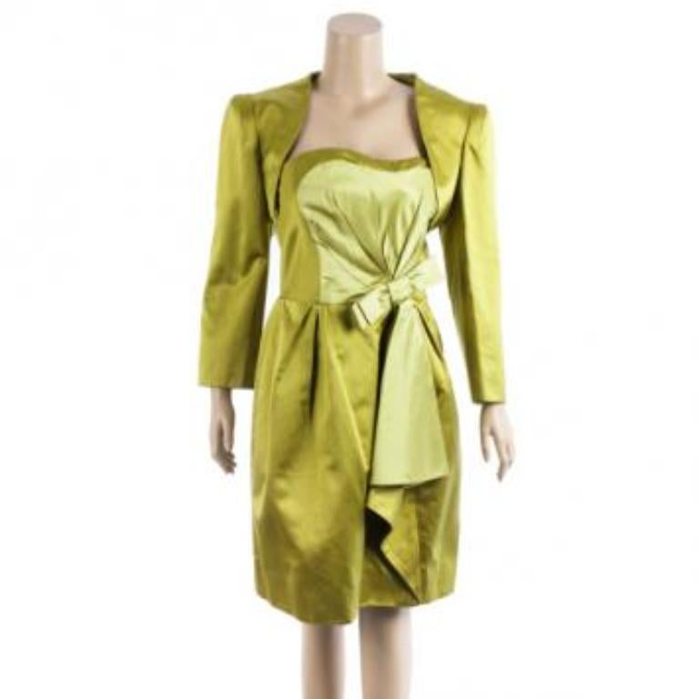 Mantieni la semplicità e la classe con questo abito da cocktail di Paul Ka. Con un bolero abbinato, questo set giallo è una bellezza da non perdere. La vita plissettata è abbinata a un fiocco laterale che dona un tocco di eleganza e accentua il