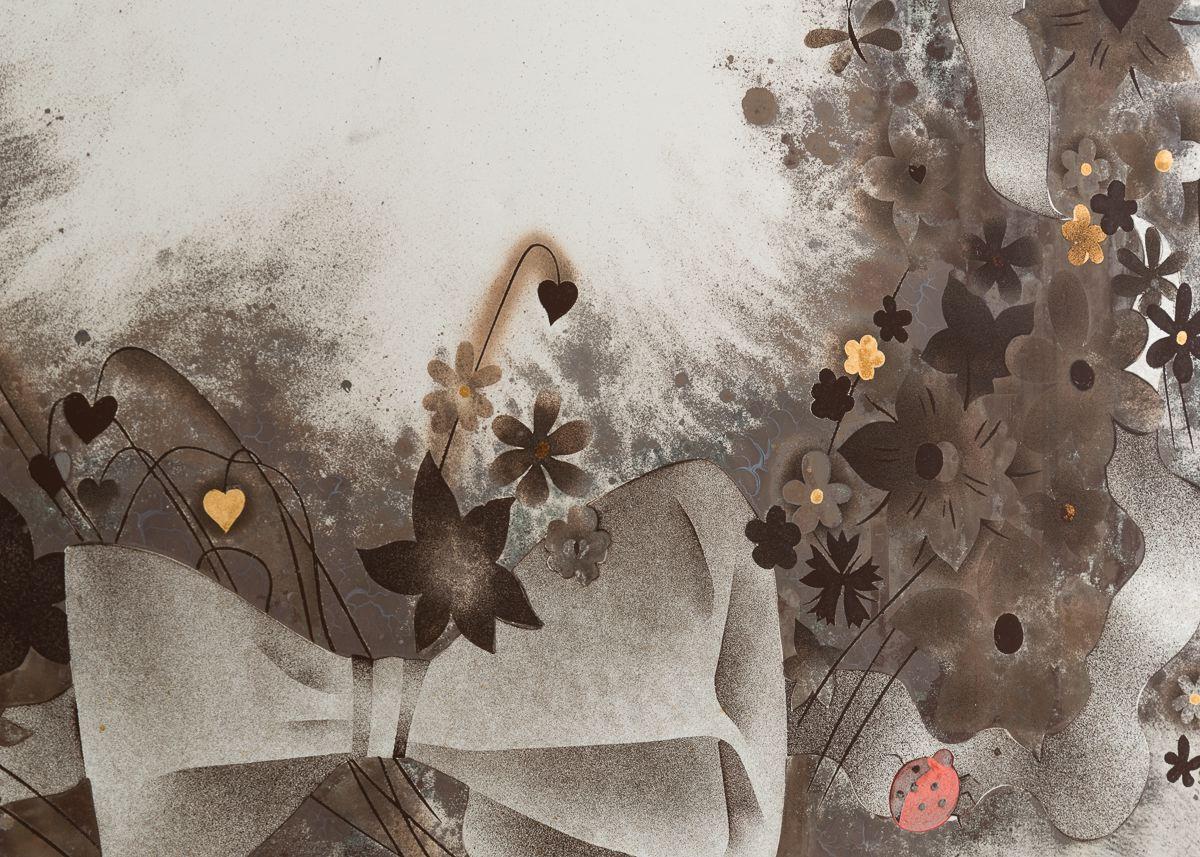 Ein quadratischer Spiegel mit einem Kranz aus Blumen, Schmetterlingen, Marienkäfern und Bändern, eine Kreation der Meister der Verre e'glomise