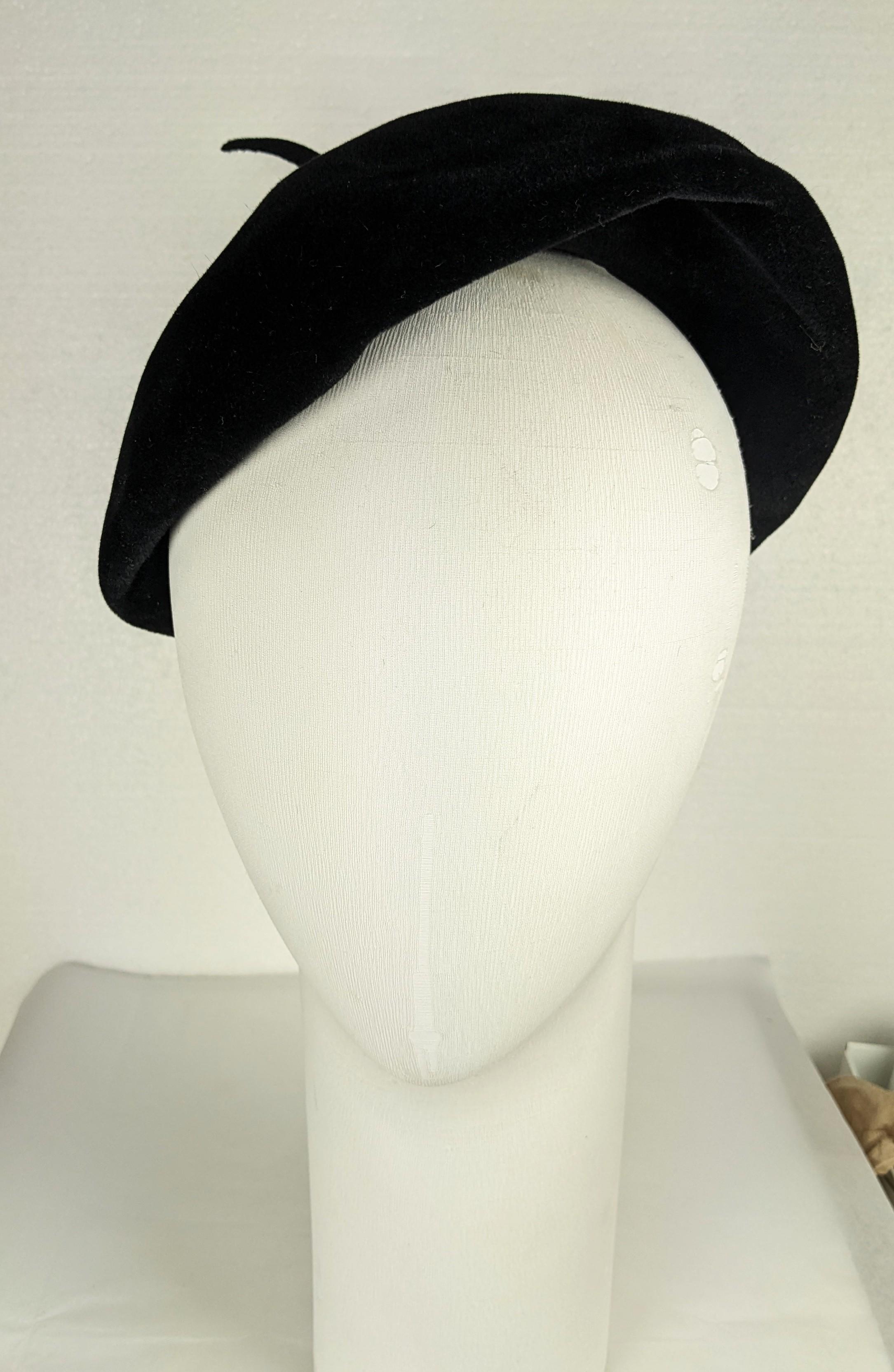 Madame Paulette Couture ha realizzato su ordinazione un castoro di lana peluche. Cappello a forma di berretto fuori dagli schemi con divertente gambo in 3D a forma di corno di diavolo. Il gambo è conosciuto in francese come le cabillou, che