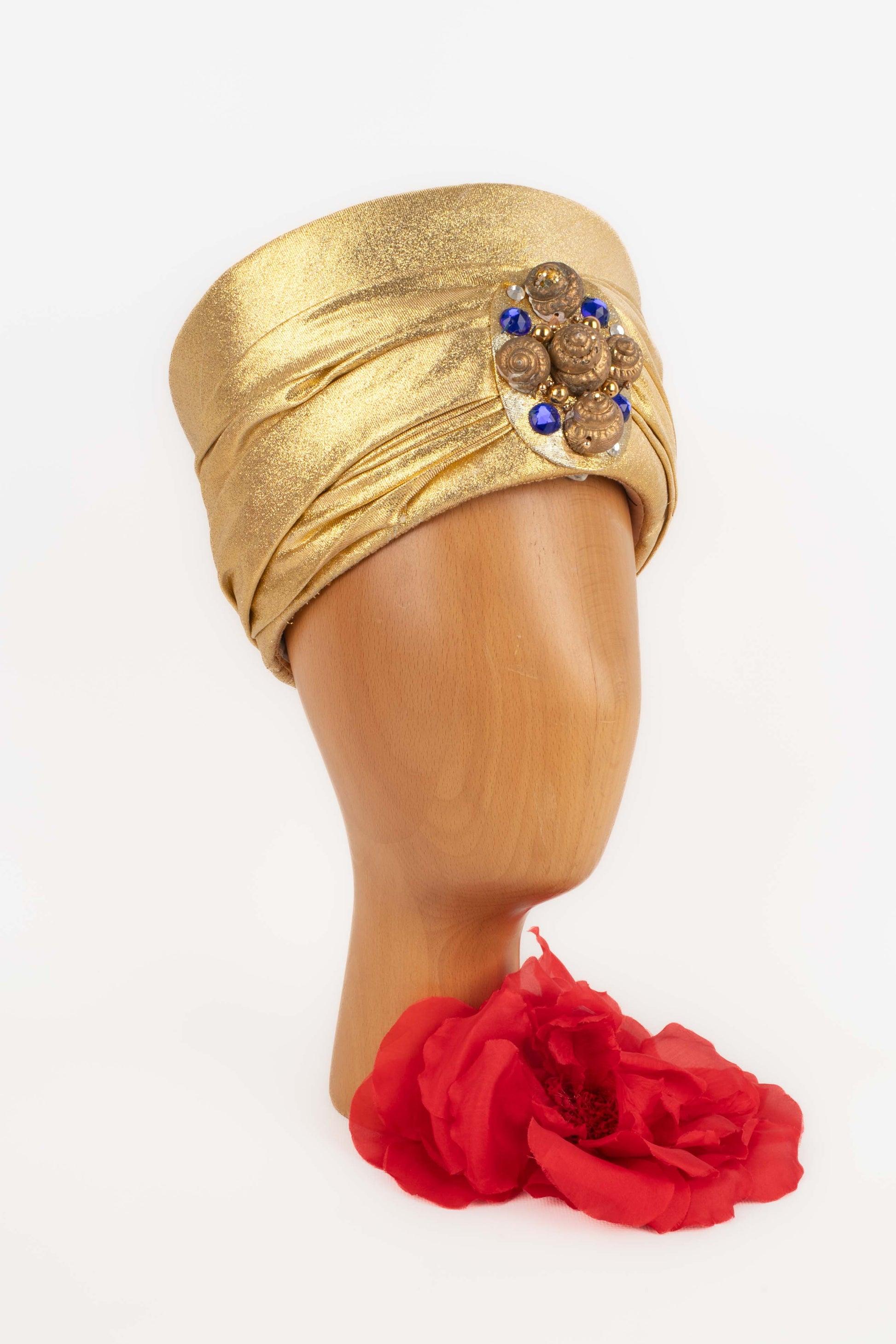 PAULETTE - Cappello in fili di lurex dorati decorato al centro con strass e lumache in metallo dorato.

Informazioni aggiuntive:
Condizioni: Buone condizioni
Dimensioni: Circonferenza della testa: 52 cm

Riferimento del venditore: CHP125