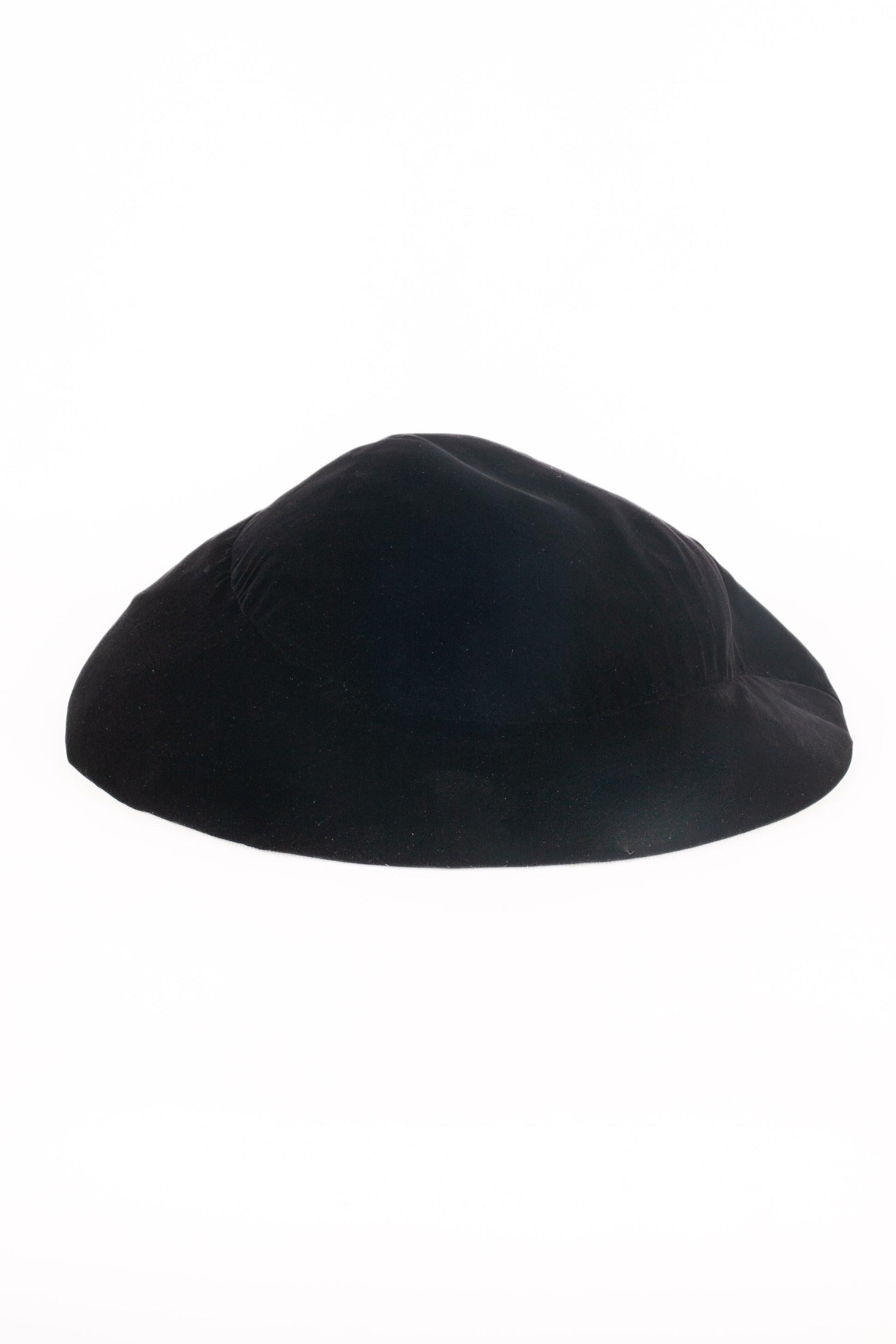 Paulette - Large black silk velvet hat.

Additional information:
Condition: Good condition
Dimensions: Circumference: 58 cm

Seller Reference: CHP79