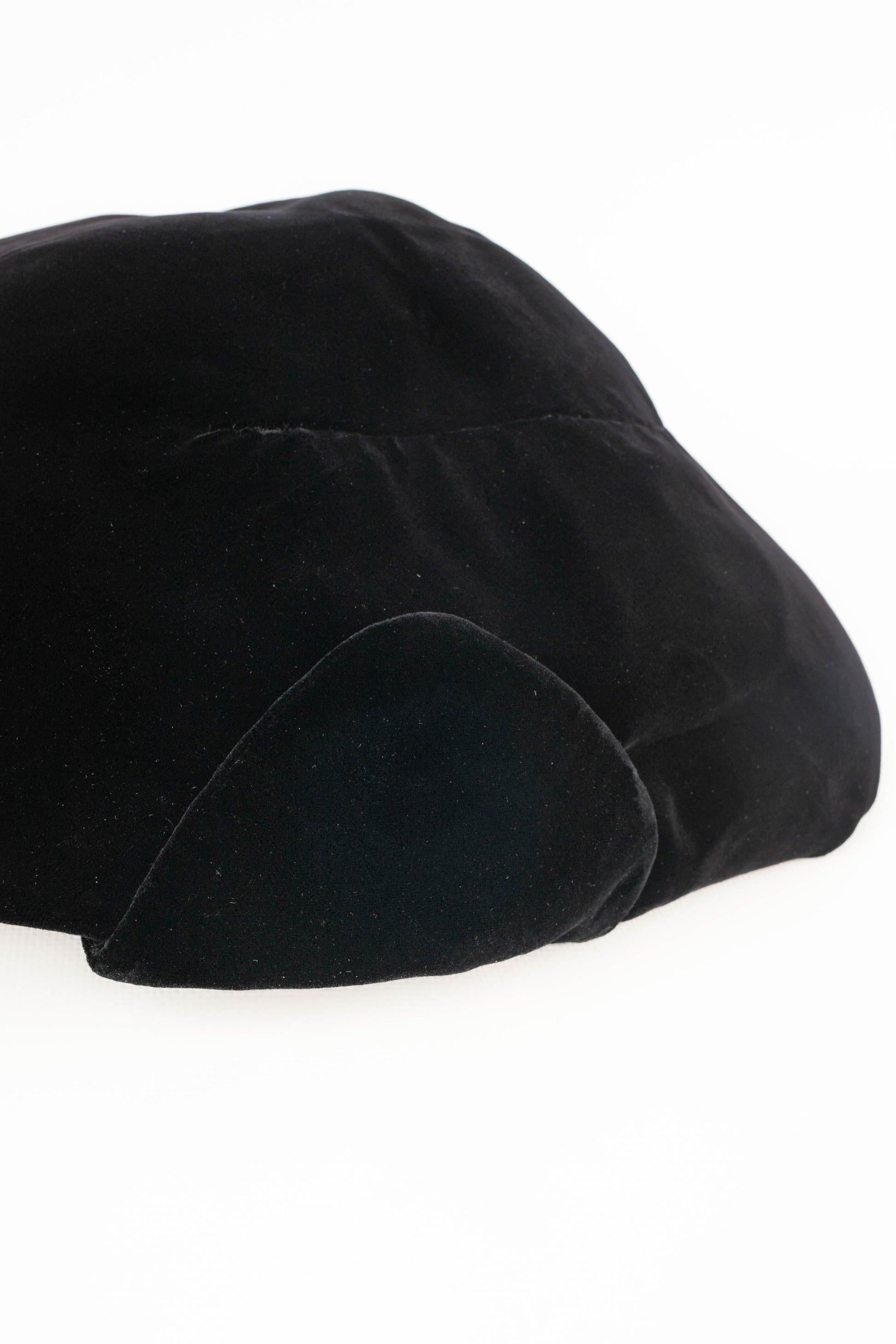 Paulette Large Black Silk Velvet Hat In Good Condition For Sale In SAINT-OUEN-SUR-SEINE, FR