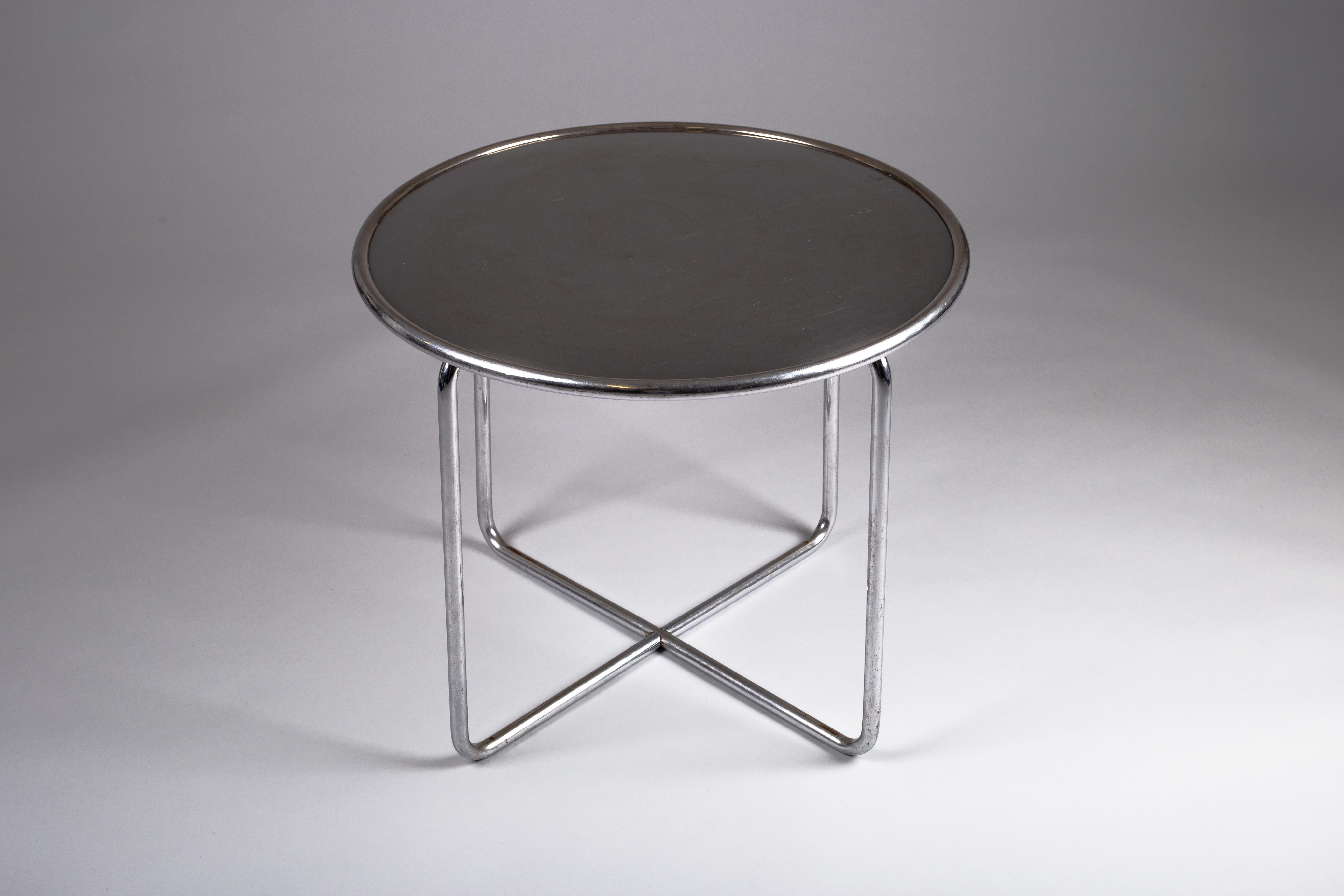 Introduce un icono del Diseño Vintage escandinavo con esta mesa de tubo de acero de los años 30, meticulosamente elaborada por el renombrado arquitecto Pauli Blomstedt para J. Merivaara, Finlandia. Arraigada en el movimiento Bauhaus, esta mesa