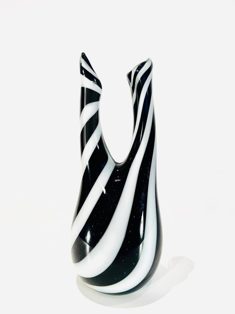 Incroyable vase attribué PAULI&C. Vase noir et blanc de Murano, circa 1990.