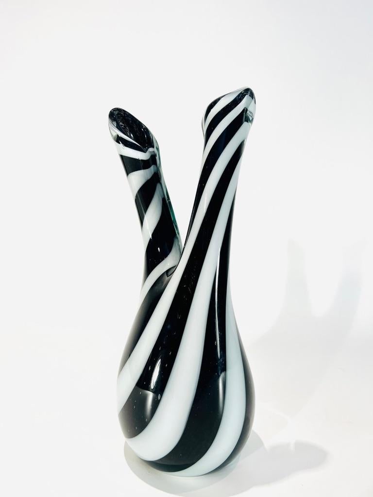 Style international A.I.C. Vase en verre de Murano noir et blanc circa 1990 en vente
